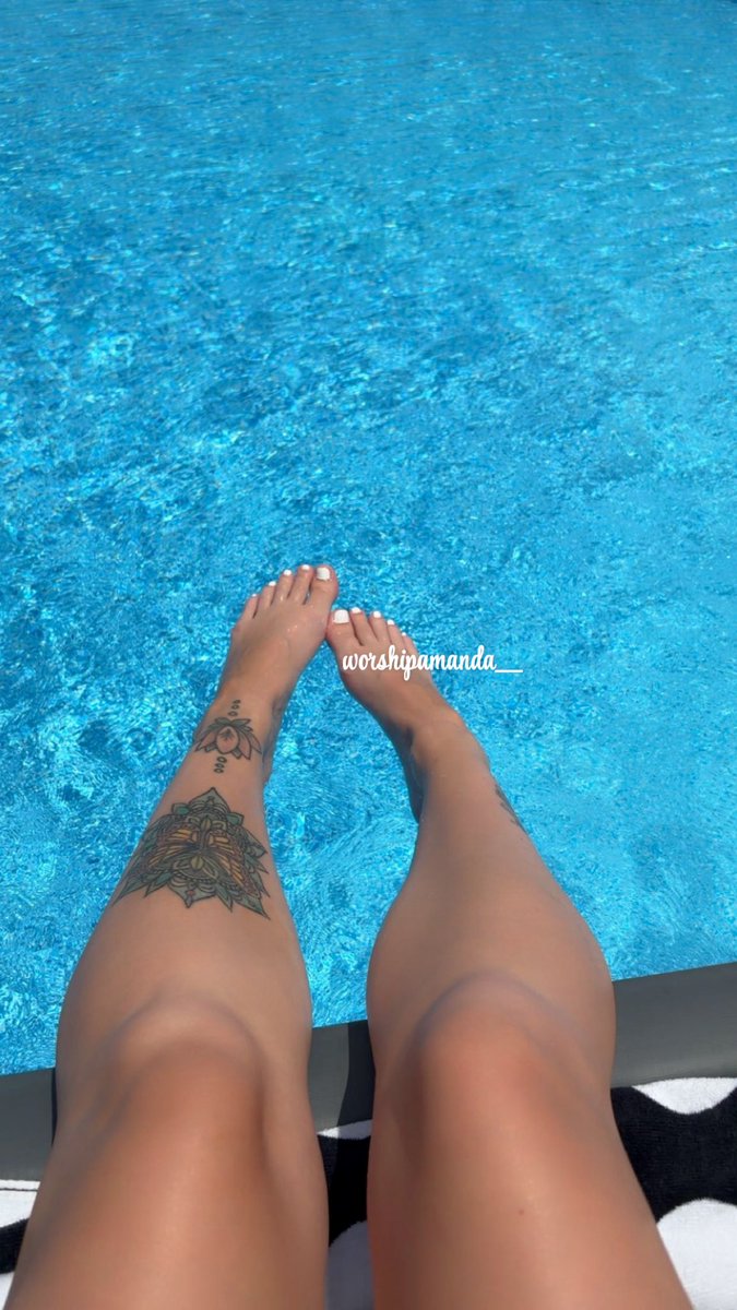 WorshipAmanda_'s tweet photo. you’re at work while i lay by the pool. 🥰 https://t.co/wsAlkKadqS