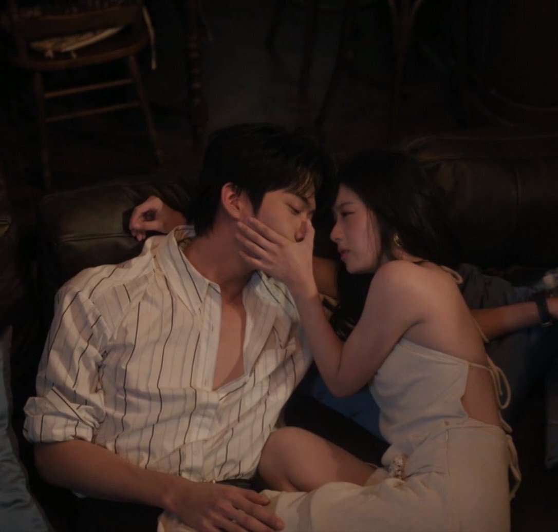 itboypercy's tweet photo. They didn't keep in xixiao's tattoo which means they probably didn't keep zhou wan's tattoo? A pity coz I loved the writing in this chapter. "Because I love you Lu Xixiao. So I also want to carve you into my blood and bones" 
#NeverEndingSummer #BaoShangEn #ZhouKeyu https://t.co/5Ody9SuvpF
