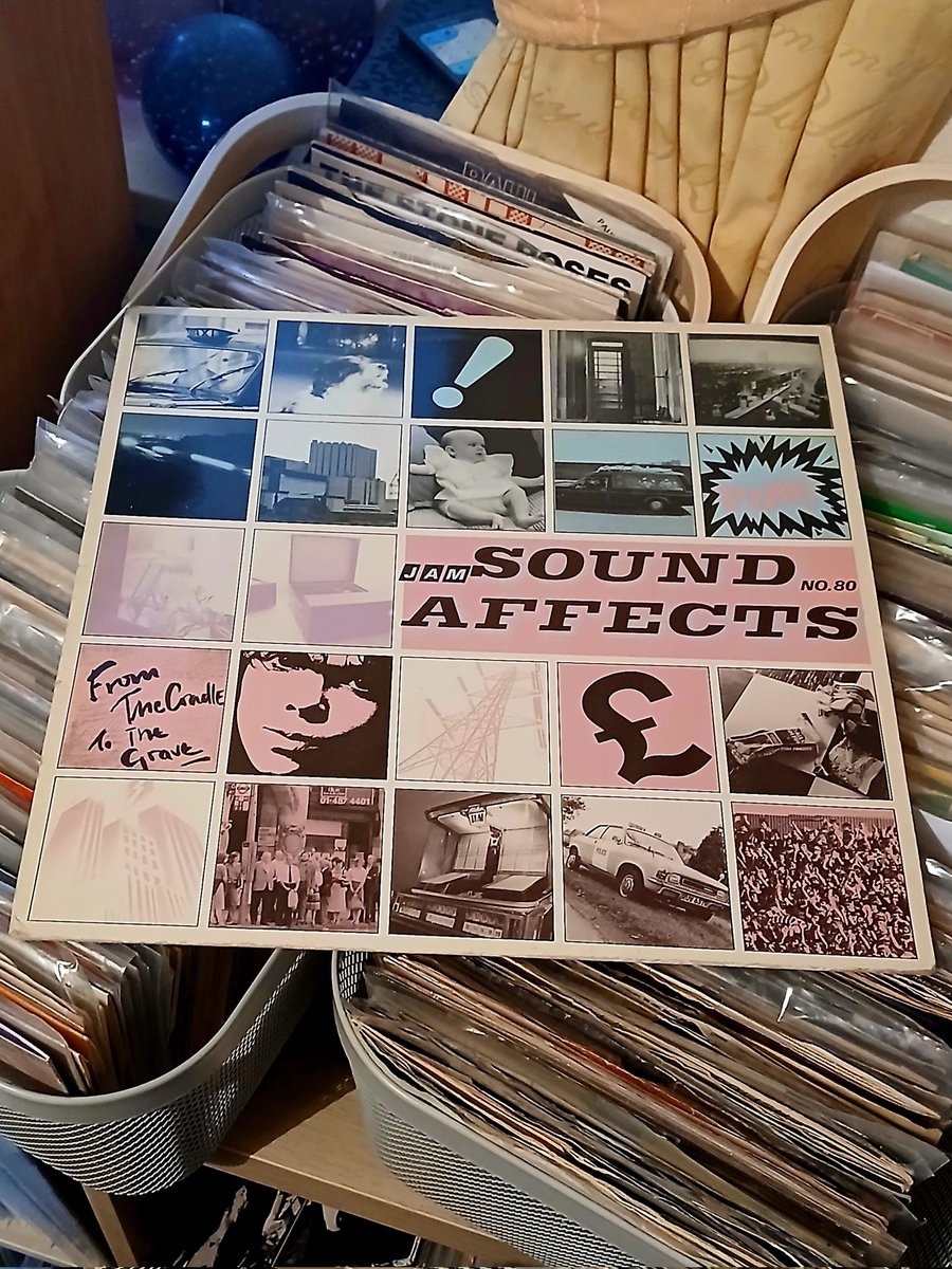 clairywairy88's tweet photo. "I've got a pocket full of pretty green, i'm going to put it in the fruit machine, i'm going to put it in the jukebox, it's going to play all the records in the hit parade."  #PrettyGreen #SoundAffects (1980) #TheJam #PaulWeller #RickBuckler #BruceFoxton Happy #WellerWednesday 🩷 https://t.co/AfquuVxGLQ