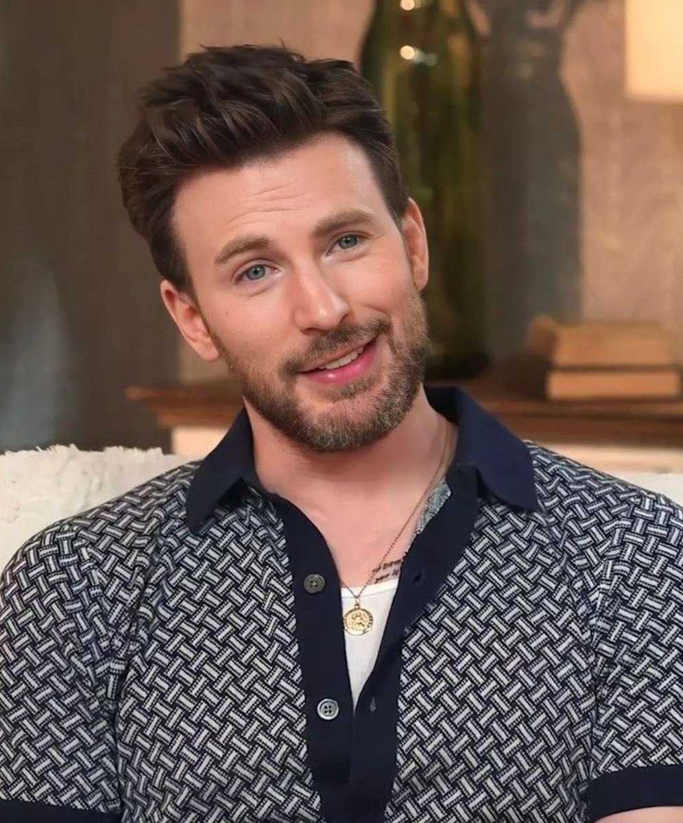TwunkJunk888's tweet photo. If this Daddy doesn't have a shirtless scene in Doomsday, I will rage. Bonus points for letting him have a hairy chest #gay #chrisevans #celeb #avengersdoomsday https://t.co/cjBUngaBU7