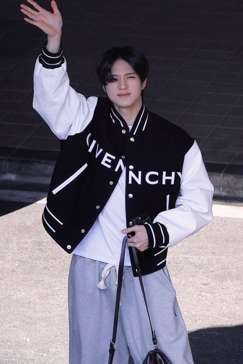 beiitelgeuse's tweet photo. "nanti aku jemput ya"            "okay! babayy!" https://t.co/lQRA5Lm0yC
