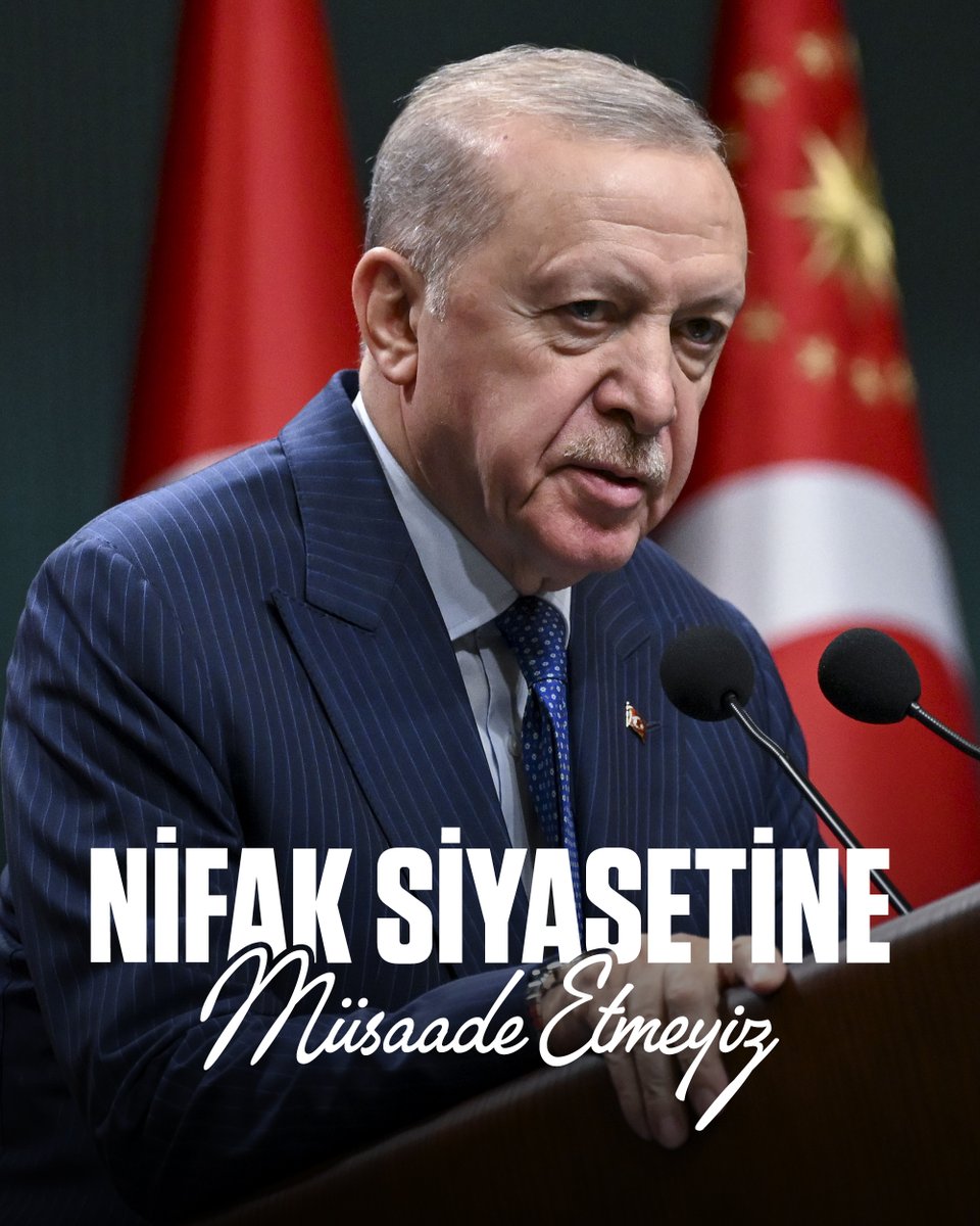 RTErdogan's tweet photo. Ana muhalefet partisi içindeki çatışmanın giderek makul zeminden çıkıp “kavgada yumruk sayılmaz” mantığına evrilmesi son derece yanlıştır.

Bunda Alevi canlarımızın kullanılmak istenmesi ise çok daha büyük bir yanlıştır.

Geçmişte yaşanan acıların mimarı olan ana muhalefet partisinin ülke için bu meselede yapacağı en hayırlı iş, eğer gerçekten cesaretleri varsa kötü sicilleriyle hesaplaşmalarıdır.

Alevi vatandaşlarımızın hassasiyeti üzerinden kimse siyaset yapmamalı, hele hele istismara tevessül etmemelidir.

Nifak siyaseti, bu ülkeye geçmişte sadece zarar vermiştir.

Kutuplaştırma siyaseti, bu millete çok büyük acılar yaşatmıştır.

Bunların tekrarlanmasına Allah’ın izniyle müsaade etmeyiz.

Bin yıllık kardeşliğin örselenmesine, yaralanmasına, zayıflatılmasına göz yummayız; böyle bir siyasete ne prim veririz ne de geçit veririz.