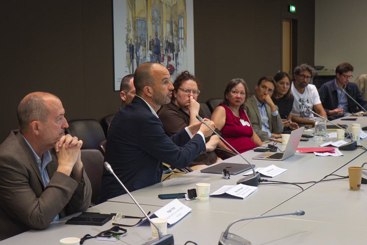 mbompard's tweet photo. Conférence de presse cet après-midi aux côtés des associations et syndicats d'avocats, du syndicat national de la magistrature, de la Ligue des droits de l'Homme et de l'association SAVE (Stop aux Violences d'État) ainsi que de mes collègues députés Pouria Amirshahi, Stéphane Peu et Roger Vicot pour alerter sur le danger que représente la proposition de loi dite "permis de tuer" qui vise à consacrer la présomption de légitime défense pour les forces de l'ordre. 

La France insoumise s'opposera fortement à cette proposition de loi lors de son examen à l'Assemblée nationale le 7 juillet prochain.