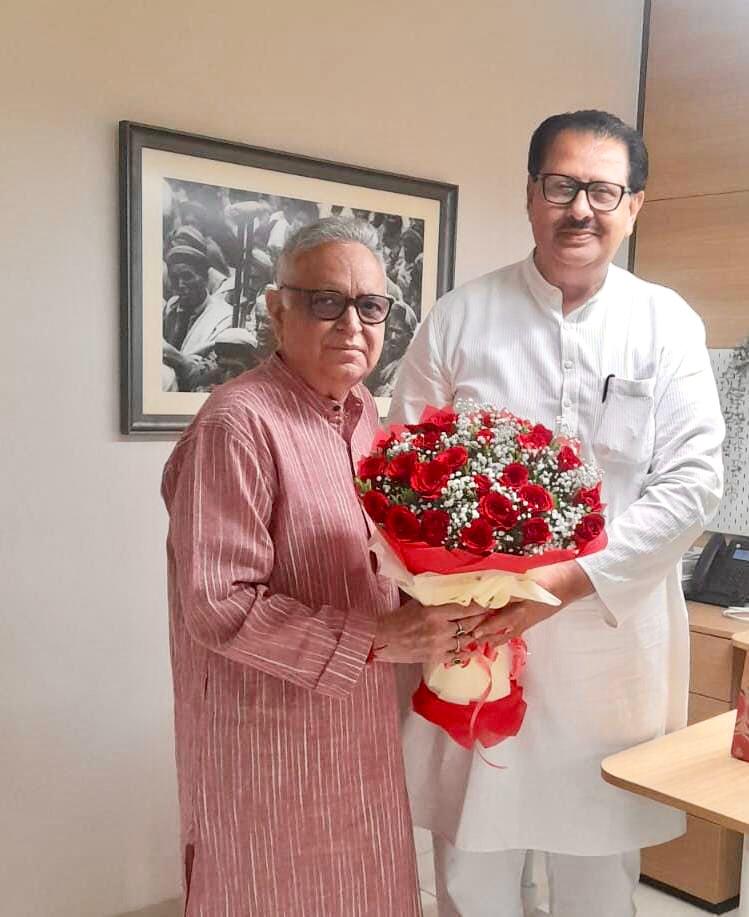 SanjaySDutt's tweet photo. आज AICC मुख्यालय, इंदिरा भवन, नई दिल्ली में हरियाणा #कांग्रेस के वरिष्ठ नेताओं से मुलाकात की और उनके साथ कई प्रमुख राजनीतिक दृष्टिकोणों पर तथा हमारे जमीनी आधार का विस्तार करने के लिए उठाए जाने वाले कदमों पर बातचीत की।

#चौधरीबीरेंद्रसिंह

#कैप्टनअजयसिंहयादव

#धर्मपालसिंहमलिक

#रावधनसिंह

----------

Met Senior leaders of Haryana #Congress today at AICC hqrs, Indira Bhavan, New Delhi & interacted with them on several key political perspectives & on steps to be taken to expand our grassroot base.

@ChBirenderSingh
@CaptAjayYadav
@Dharampalmalik
@Rao_DanSingh