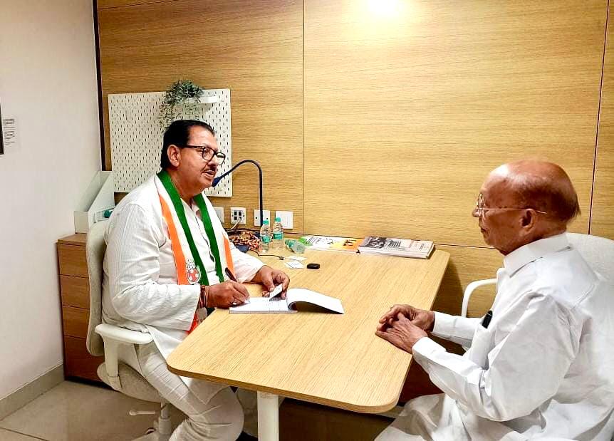SanjaySDutt's tweet photo. आज AICC मुख्यालय, इंदिरा भवन, नई दिल्ली में हरियाणा #कांग्रेस के वरिष्ठ नेताओं से मुलाकात की और उनके साथ कई प्रमुख राजनीतिक दृष्टिकोणों पर तथा हमारे जमीनी आधार का विस्तार करने के लिए उठाए जाने वाले कदमों पर बातचीत की।

#चौधरीबीरेंद्रसिंह

#कैप्टनअजयसिंहयादव

#धर्मपालसिंहमलिक

#रावधनसिंह

----------

Met Senior leaders of Haryana #Congress today at AICC hqrs, Indira Bhavan, New Delhi & interacted with them on several key political perspectives & on steps to be taken to expand our grassroot base.

@ChBirenderSingh
@CaptAjayYadav
@Dharampalmalik
@Rao_DanSingh