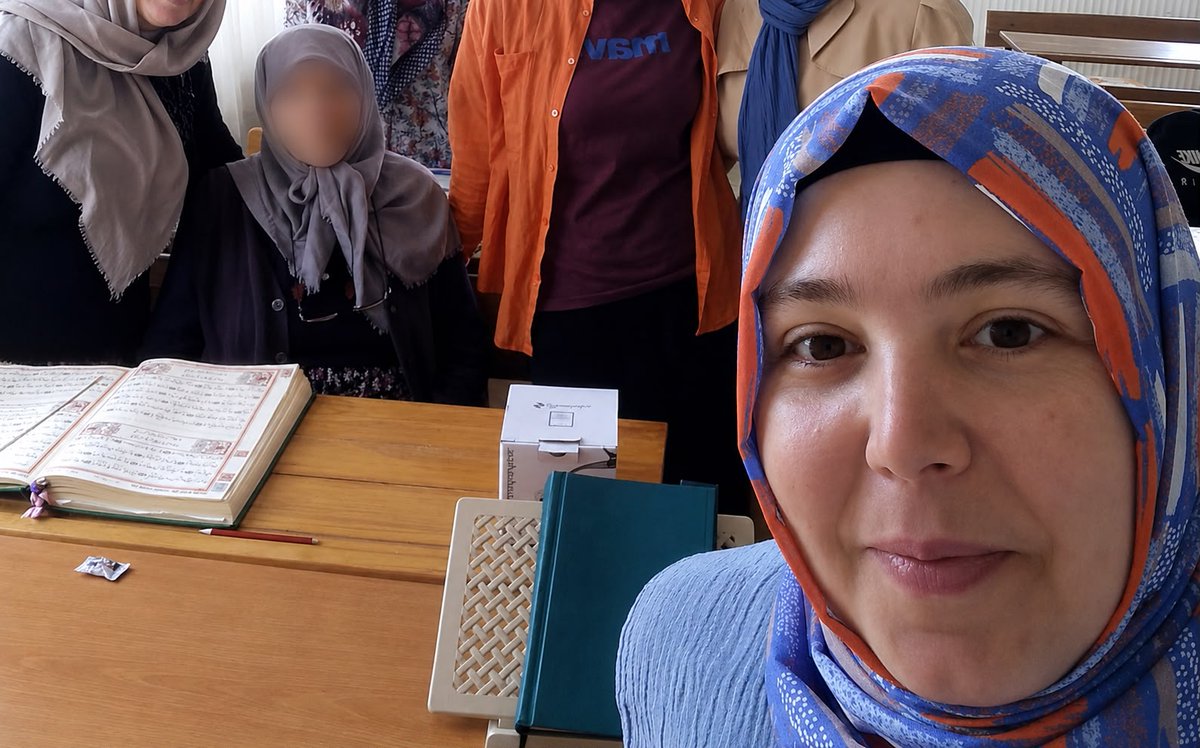 sevincozarslan's tweet photo. Kuran-ı Kerim öğretmeni Zeynep Çoban TUTUKLANDI.

Suçu; Bank Asya’ya para yatırmak, dini sohbetlere katılmak, bu sohbetlerde Kur’an-ı Kerim okumak.

Tenkil DevamEdiyor

Ayrıntılı bilgi: https://t.co/GHpAzOm2MX