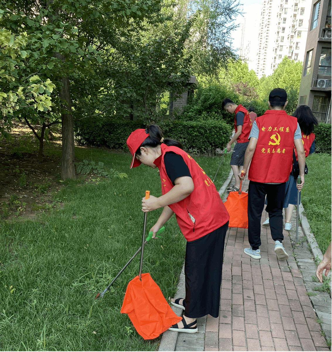 hiXrVVFLxih7lXb's tweet photo. Come join our neighborhood park clean-up this Saturday 9AM! Bring gloves u0026 a friend – let’s spruce up our community green space together!， https://t.co/H0QwCWCY6t