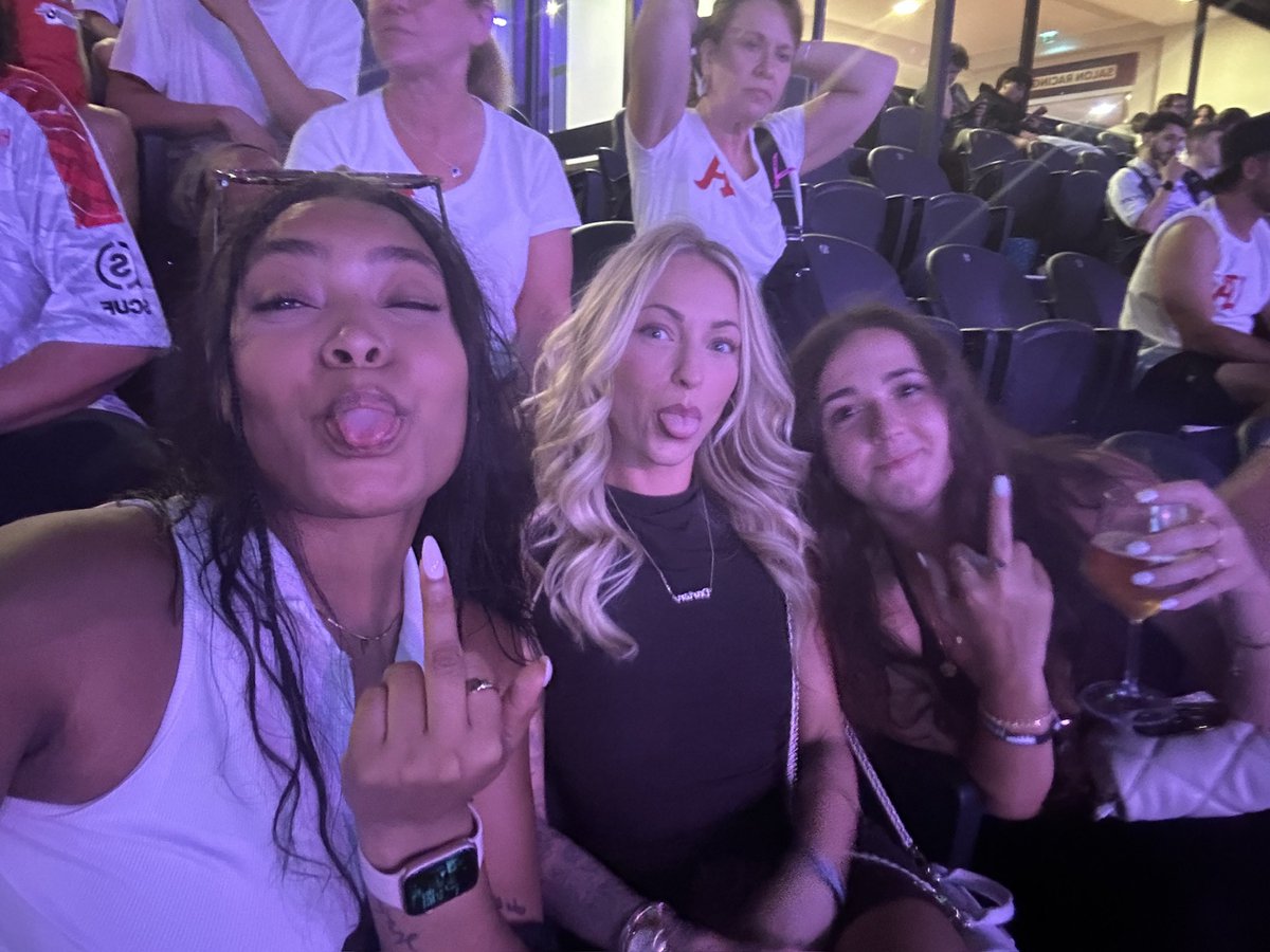 ReinasClubhouse's tweet photo. There needs to be a Europe event every year ! 10/10💚 https://t.co/ZwAizCLG6e