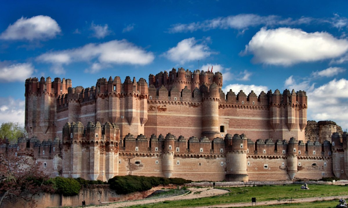 ignacio_vlldld's tweet photo. ✨No quiero debatir mucho este asunto. Los castillos más bonitos de España están, como su propio nombre indica, en Castilla (incluyo León). Y el mejor de todos es el de Coca (Segovia).

Si alguien quiere alegar algo, que lo haga con respeto al patrimonio histórico castellano. https://t.co/fkI4843PSj