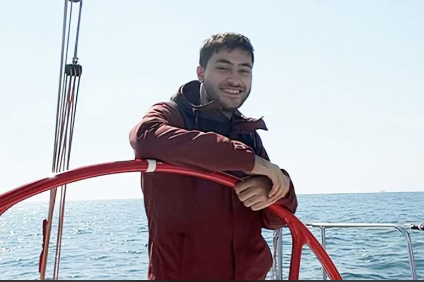PusemPlanlama's tweet photo. 3.Dönem Yat Kaptanı 149 GT kursiyerlerimizden ve Üniversitemiz öğrencilerinden Semih Said Özer'in genç yaşta aramızdan ayrılması hepimizi derinden sarstı. Allah rahmet eylesin, mekanı cennet olsun. Ailesine ve sevenlerine baş sağlığı dileriz.

PÜSEM https://t.co/WSpDJvwcRj