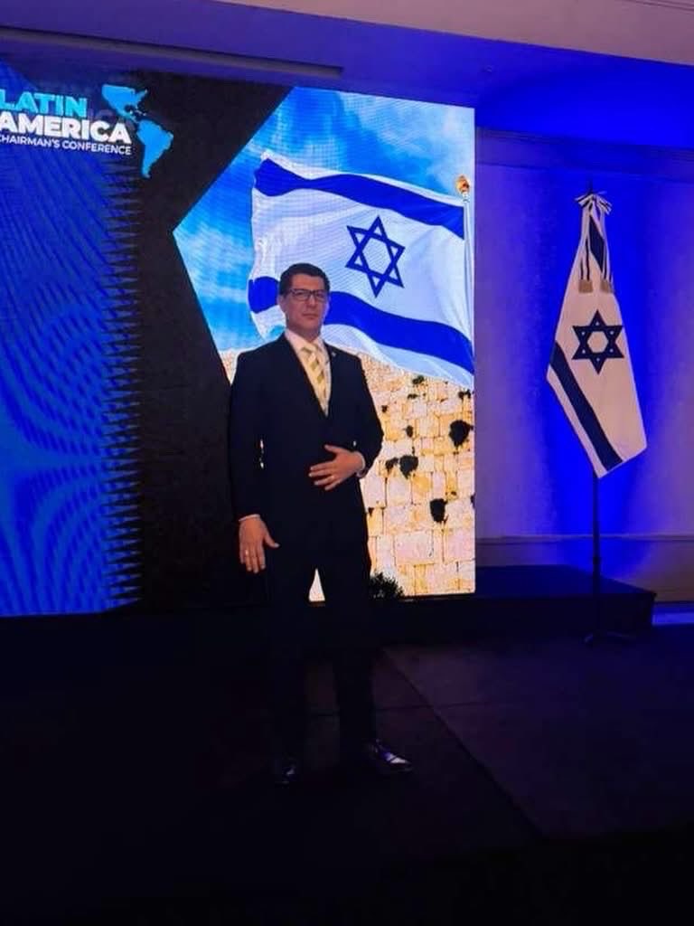 eljarin's tweet photo. Por qué un diputado Hondureño (liberal que Tomas Zambrano le pagó el viaje a cambio del voto por privatizar la ENEE), anda visitando Argentina, pero solamente está la bandera de IsraHell.

🤷🏻‍♂️🤷🏻‍♂️🤷🏻‍♂️ #HONDURASGATE de nuevo teniendo razón. https://t.co/WDPCEt5vRw