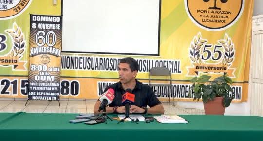 elmitoteromx's tweet photo. 🚨 Unión de Usuarios acusa negligencia de CFE por apagones en Hermosillo

La Unión de Usuarios de Hermosillo acusó a la Comisión Federal de Electricidad (CFE) de actuar con negligencia ante los apagones que afectaron a decenas de colonias del sur de la ciudad durante los últimos días.

Ignacio "Nacho" Peinado Luna, dirigente de la organización, señaló que las fallas en el suministro eléctrico son consecuencia de la falta de mantenimiento preventivo en transformadores, subestaciones y otros equipos, pese a que la CFE conoce cuáles son las zonas de mayor riesgo durante la temporada de altas temperaturas.

El representante informó que la agrupación canalizó decenas de reportes ciudadanos para agilizar el restablecimiento del servicio, aunque algunas colonias continuaban sin energía horas después de los cortes.

Además, anunció que buscarán una reunión con la gerencia de la División Sonora-Sinaloa de la CFE para exigir acciones que eviten nuevos apagones, al advertir que las altas temperaturas continuarán y con ellas aumentará la demanda de electricidad.

Peinado también cuestionó quién responderá por los daños en electrodomésticos y la pérdida de alimentos ocasionados por las interrupciones del servicio, al considerar que la responsabilidad recae en la Comisión Federal de Electricidad.

#Hermosillo #CFE #Apagones #UnionDeUsuarios #ElMitotero