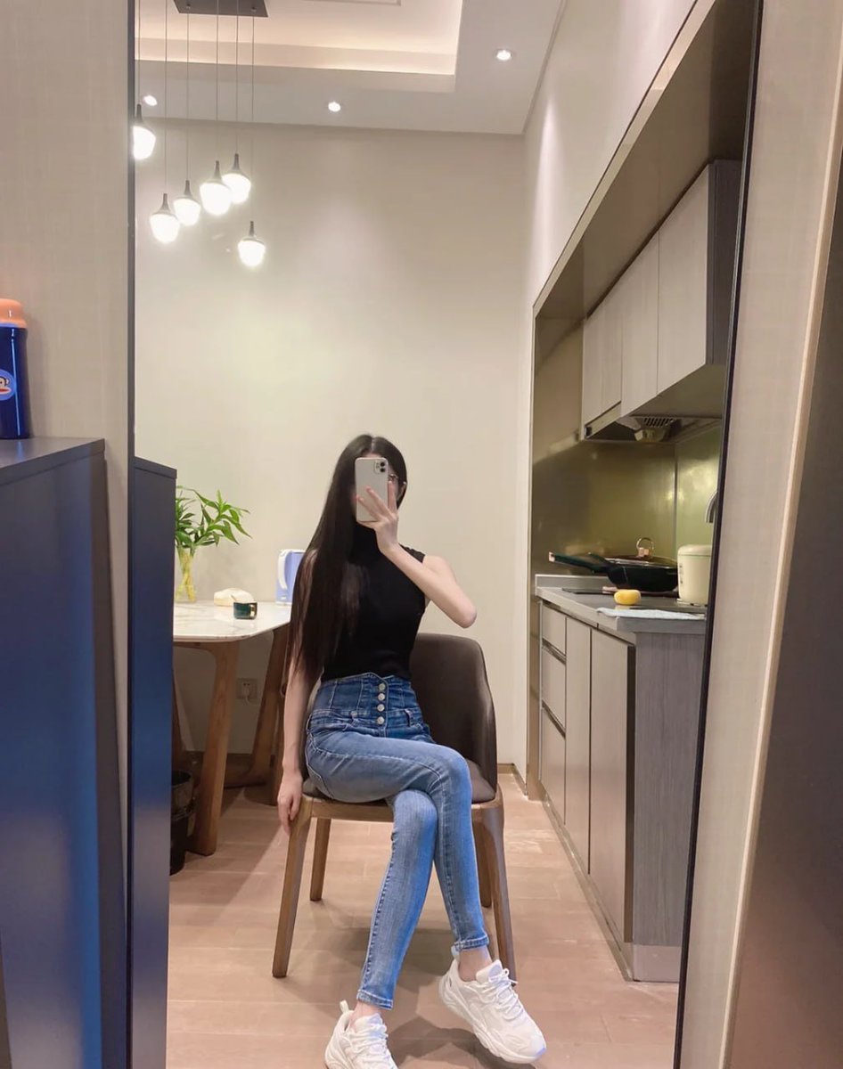 CongTam72038's tweet photo. 腿長到犯規，細長又直，輕鬆一字馬，腿控看了會瘋狂！  
專業尺度表現強，鏡頭前非常會展現身材～
#長腿麻豆 #長腿美女 #170長腿 #模特兒身材 #E罩杯 #逆天長腿 #一字馬 #細長美腿 #腿控福利 #模特兒麻豆 #比例女神 #長腿控 https://t.co/aNUy0v8uLP
