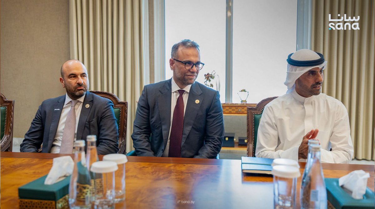 KAlkhtyb991's tweet photo. استقبل السيد #الرئيس #أحمد #الشرع، في قصر الشعب بدمشق، السيد بدر الخرافي، نائب رئيس مجلس الإدارة والرئيس التنفيذي لمجموعة زين للاتصالات، والوفد المرافق له. وحضر اللقاء كل من وزير الخارجية والمغتربين #أسعد #حسن #الشيباني، ووزير الاتصالات وتقانة المعلومات المهندس عبد السلام هيكل، إلى جانب عدد من المسؤولين المعنيين. وقد رحّب الرئيس بالاتفاق المبرم بين وزارة الاتصالات ومجموعة زين، مثمّناً هذه الخطوة التي تُمهّد لدخول المجموعة إلى السوق السورية، بما يُسهم في تطوير قطاع الاتصالات وتعزيز البنية التحتية الرقمية في البلاد.