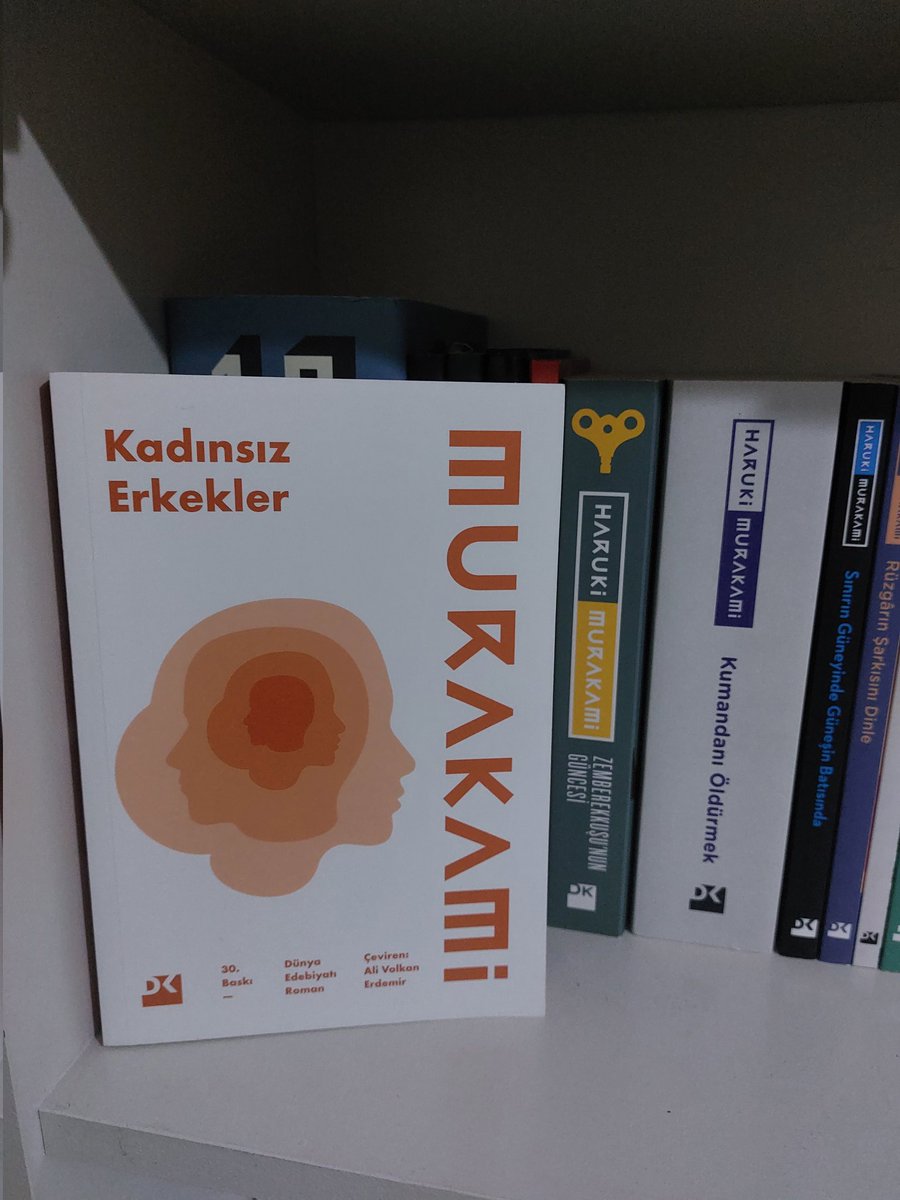 EnginArapoluu's tweet photo. Haruki Murakami'nin kitabından uyarlanan ödüllü Drive My Car filmini pek beğenmedim.
Daha önce de bir Murakami uyarlaması olan İmkânsızın Şarkısı'nı izlemiş, onu da beğenmemiştim.
Zorlamanın âlemi yok.
Bırakın da adamın romanlarını zihnimizde canlandıralım. 
Ayrıca film üç saat! https://t.co/rPkr0PDhoL