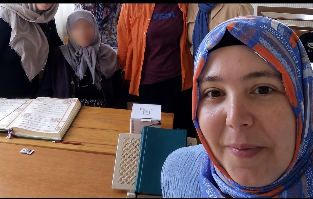 Tubazme88734424's tweet photo. Kuran-ı Kerim öğretmeni Zeynep Çoban dini sohbetlere katılmak, bu sohbetlerde Kur’an-ı Kerim okumaktan tutuklandı!
Ne oluyor lan!!
Ebu Cehil mi yönetiyor ülkeyi? https://t.co/g4nz22tWv9