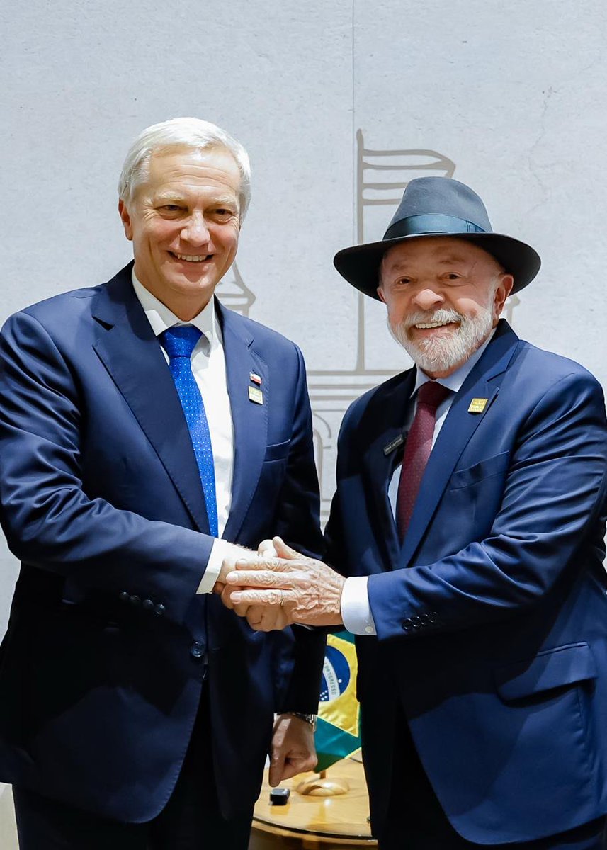 LulaOficial's tweet photo. Mantive encontro bilateral com o presidente do Chile, José Antonio Kast, a seu pedido, durante reunião do Mercosul em Assunção, no Paraguai.

Conversamos sobre os impactos econômicos da guerra no Oriente Médio e expliquei ao presidente a série de medidas que tomamos no Brasil para reduzir os efeitos sobre os preços dos combustíveis e alimentos.

Nos comprometemos a trabalhar conjuntamente para ampliar a relação entre os empresários chilenos e brasileiros, aumentando os investimentos entre os nossos países.

Acertamos visita dos ministros de Portos e Aeroportos e da Indústria  e Comércio do Brasil ao Chile e encontros de empresários nos dois países, especialmente para ampliar parcerias nas áreas de aeronáutica, ciência, defesa e educação.

Reiterei a relação afetiva e de amizade entre Brasil e Chile que se manifesta no grande fluxo de turistas brasileiros ao país andino, que cresce ano após ano.

Convidei o presidente Kast a visitar o Brasil ainda em 2026.

📸 @ricardostuckert