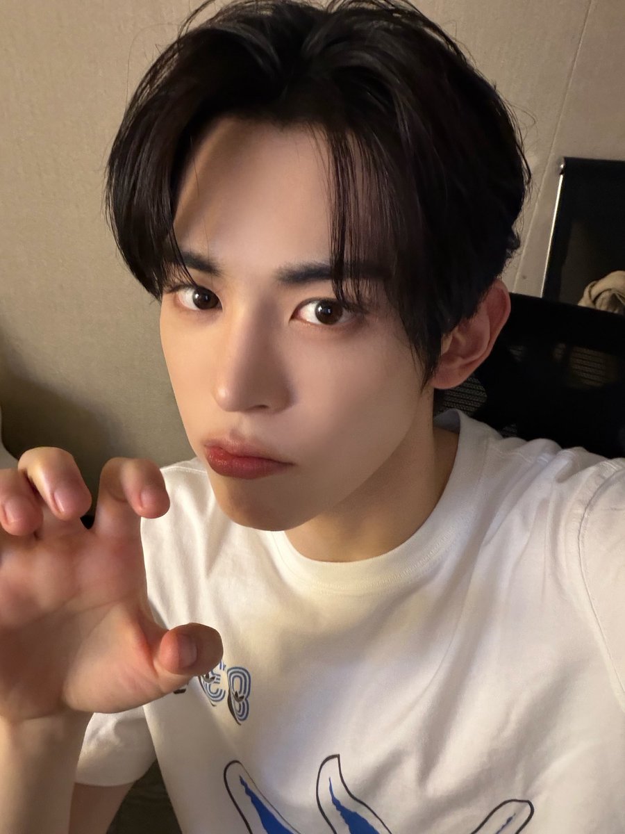 BINI_135's tweet photo. 끼앙 260701 #김현빈 진짜 잘 생겼다 아 진짜 잔다 자께예 https://t.co/1YvQRX4rqq