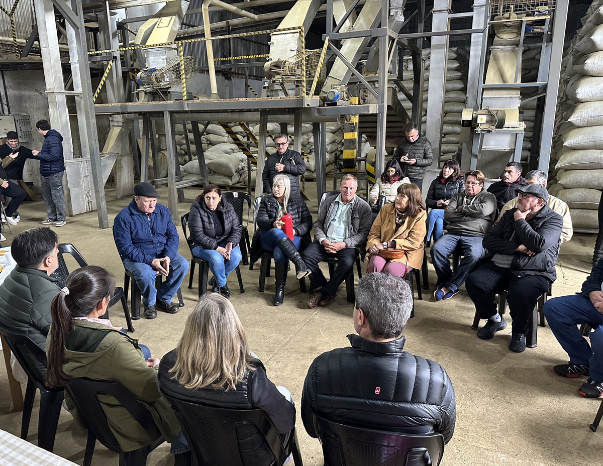 sergiounac's tweet photo. No hay una Argentina fuerte sin un interior fuerte.

Apóstoles expresa el enorme potencial del interior productivo: una ciudad que agrega valor, genera empleo y hace de la yerba mate una verdadera economía regional que sostiene a miles de familias.

⚠️ Pero ese esfuerzo necesita reglas justas de un Instituto Nacional de la Yerba Mate que haga su trabajo. 

Cuando no se garantizan precios competitivos para la hoja verde y la producción pierde rentabilidad, quienes terminan pagando las consecuencias son los productores, los trabajadores y las comunidades del interior.

Gracias intendenta @eugeniasafran por el cálido recibimiento en Apóstoles, y a cada una de las familias yerbateras por este encuentro. Escuchar a quienes producen es el mejor camino para construir un proyecto verdaderamente federal.