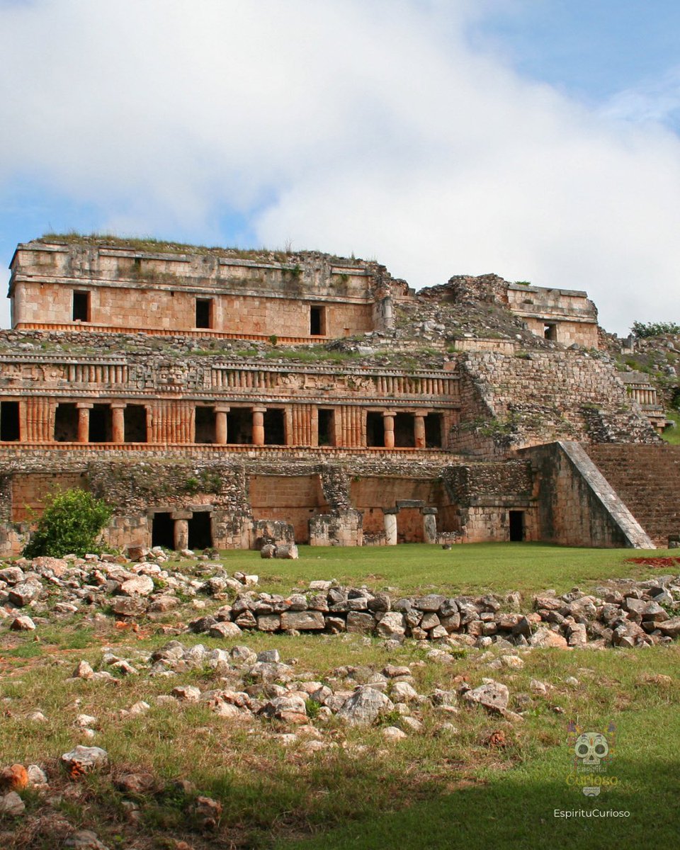 EspirituCurioso's tweet photo. Hubo un momento en que una sola familia vivía en un palacio de más de 90 habitaciones en plena selva maya. Ese edificio todavía existe y está en Sayil, Yucatán.

El Gran Palacio de Sayil es la construcción más importante de esta antigua ciudad maya y uno de los mejores ejemplos del estilo arquitectónico Puuc. Tiene tres niveles, más de 90 habitaciones y fue levantado entre los años 800 y 1000 d.C., durante el auge de la ciudad. Los arqueólogos consideran que probablemente fue la residencia de la élite gobernante.  

Lo que más llama la atención es su fachada. En lugar de enormes templos o pirámides, aquí destacan largas filas de columnas de piedra, pórticos perfectamente alineados y una simetría tan cuidada que el edificio parece haber sido diseñado con herramientas modernas. De hecho, fue construido en diferentes etapas, pero los antiguos mayas lograron integrar cada ampliación de forma tan precisa que el conjunto luce como una sola obra.  

Sayil llegó a ser una de las ciudades más importantes de la región Puuc, solo por detrás de Uxmal. En su mejor momento albergó a miles de habitantes, en una zona donde no existían ríos permanentes, por lo que dependían de chultunes, depósitos subterráneos donde almacenaban el agua de lluvia para sobrevivir.  

Lo impresionante es pensar que, más de 1,200 años después, este enorme palacio sigue de pie, permitiéndonos imaginar cómo era la vida de quienes gobernaban una de las ciudades más sofisticadas del mundo maya.

¿Ya conocías Sayil o sigue siendo uno de esos tesoros arqueológicos de México que casi nadie tiene en su lista de viajes?