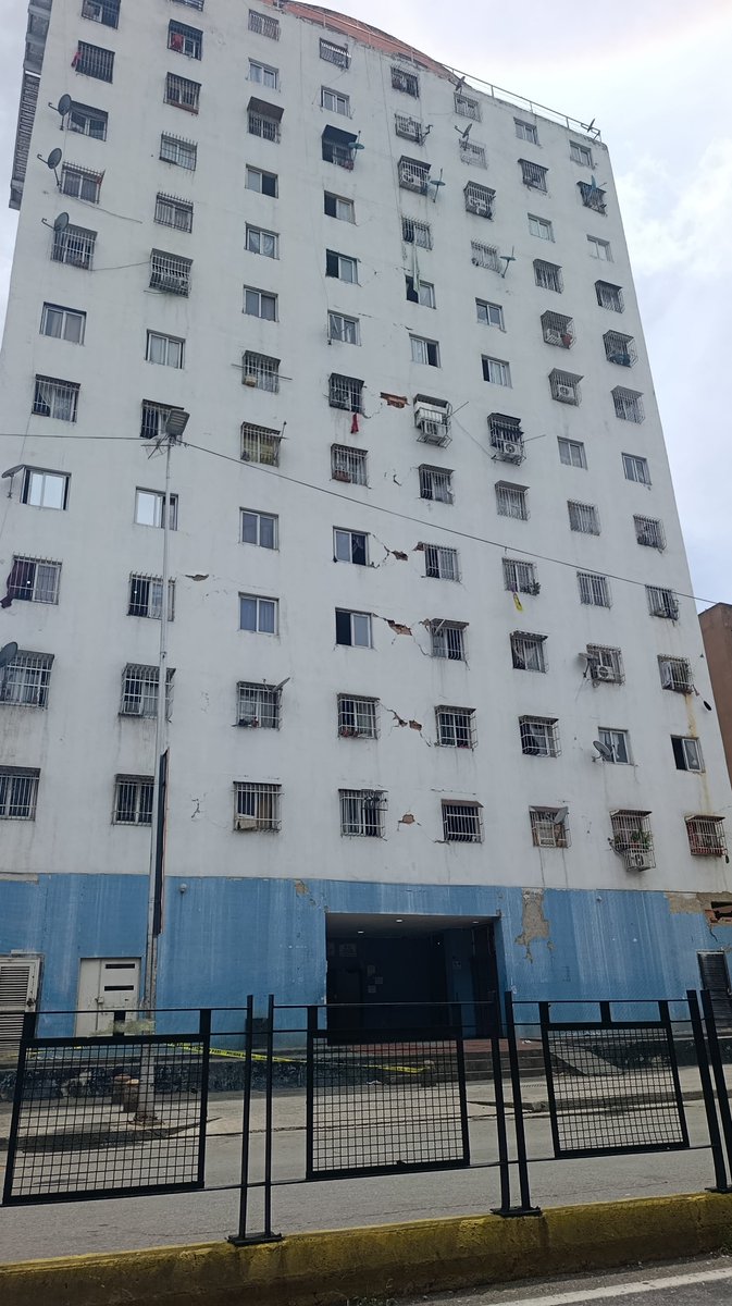 rcontrerasb's tweet photo. #30jun2026 Así quedó el edificio de Misión Vivienda en la Av San Martin antes de la calle El Matadero #Caracas #Venezuela #Terremoto https://t.co/xHTItyVNqu