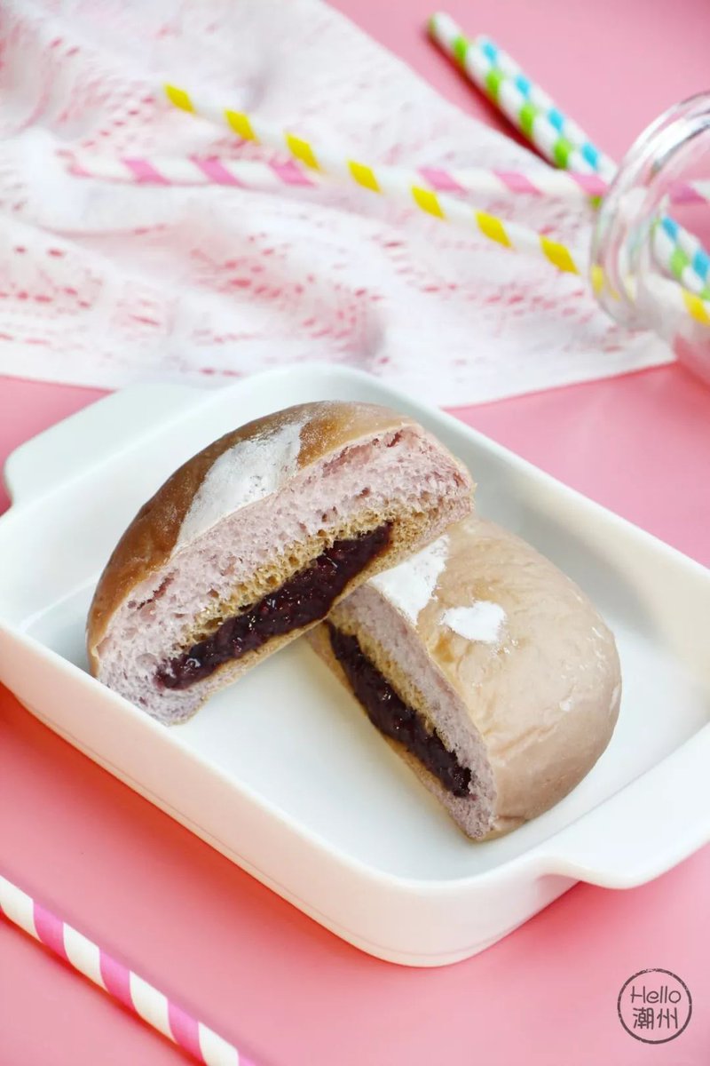 8NqZp0Gd4ECbgjU's tweet photo. Just found the perfect late-night snack: warm matcha mochi with oozing red bean filling—comfort in every chewy bite!， https://t.co/9o7ITCwqTC