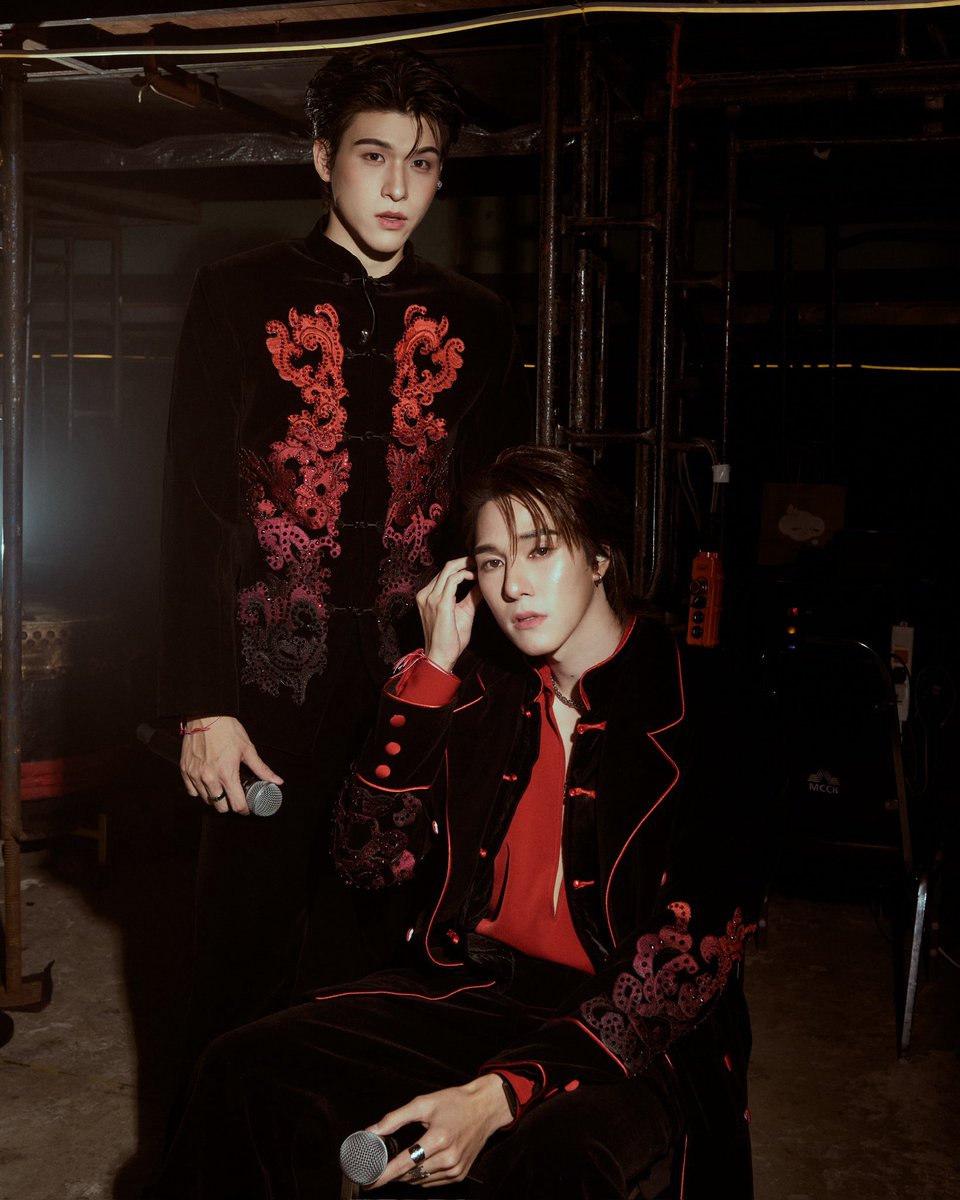 some94_'s tweet photo. คือคาดหวังว่าเสื้อนานิจะแหวกกว่านี้ แต่สงสัยไม่ผ่านกองเซนเซอร์ที่ยืนข้างๆรึปะ https://t.co/cqHEwaHNuP