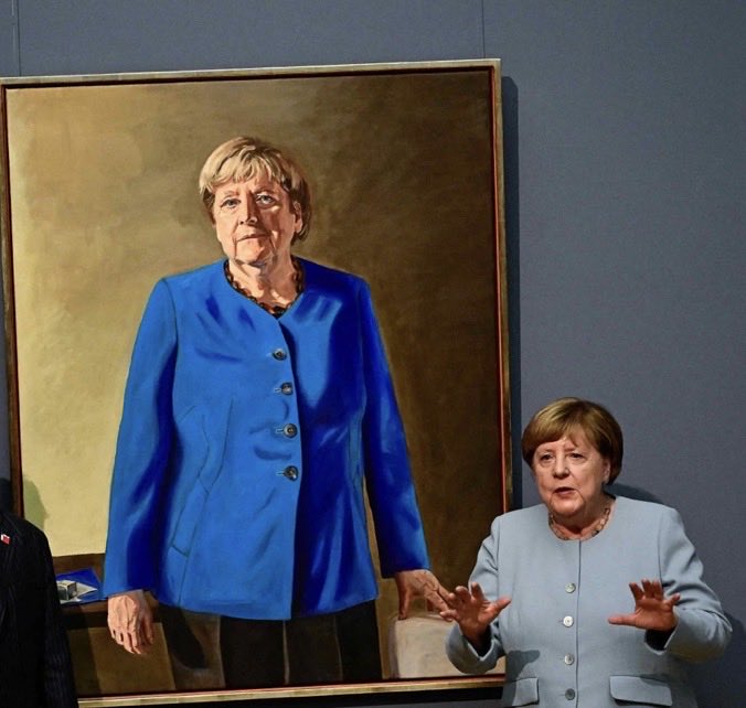MKuefner's tweet photo. Angela Merkel just unveiled her official portrait due to fill the blank spot next to predecessors Gerhard Schröder and Helmut Kohl in the Chancellory. Typically Merkel: She chose a newcomer Artist. 28-year-old French-German-Canadian Jérémie Queyras. 
5 years since she left 2021.
Olaf Scholz (2021-2025) still due to pick an artist. 🧑‍🎨