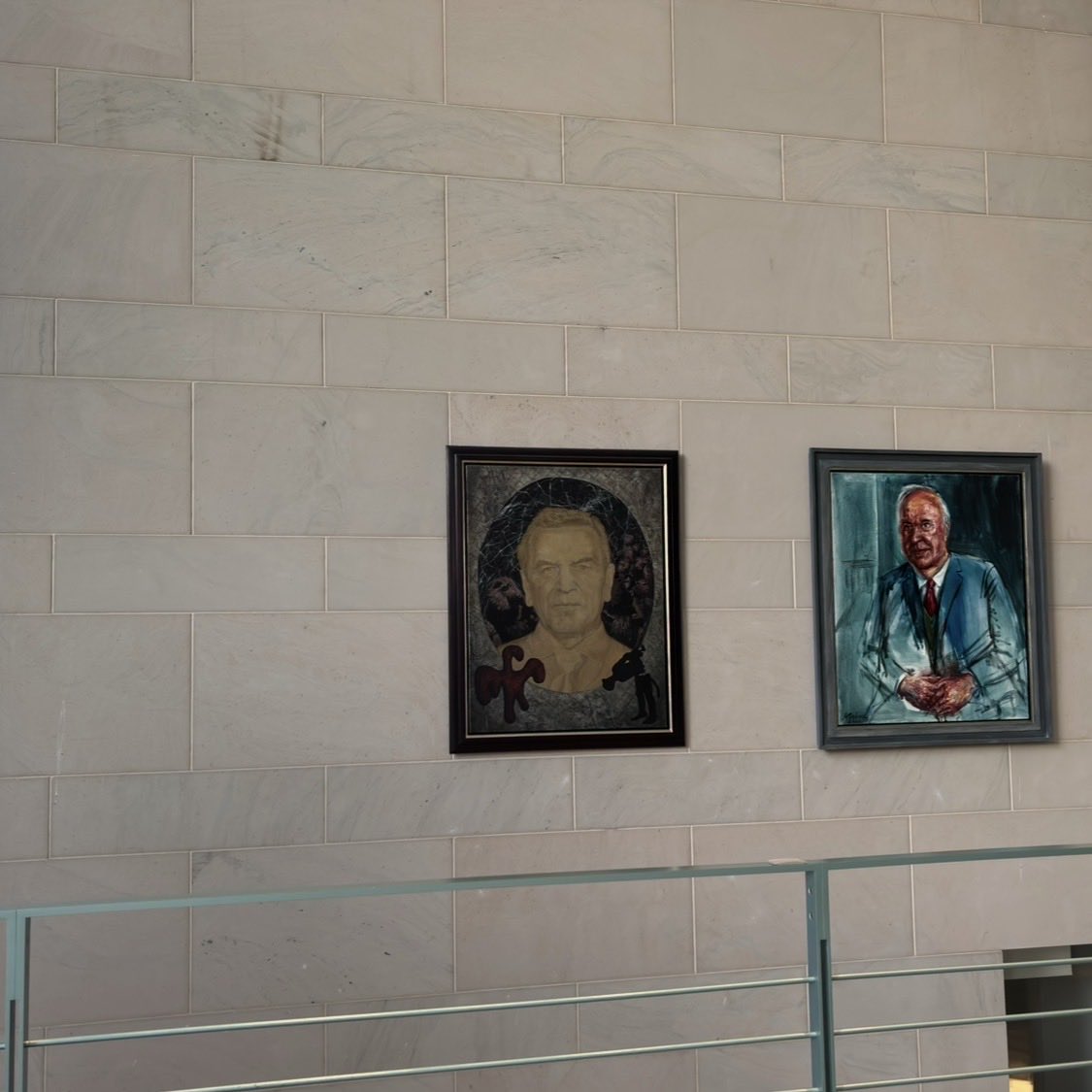 MKuefner's tweet photo. Angela Merkel just unveiled her official portrait due to fill the blank spot next to predecessors Gerhard Schröder and Helmut Kohl in the Chancellory. Typically Merkel: She chose a newcomer Artist. 28-year-old French-German-Canadian Jérémie Queyras. 
5 years since she left 2021.
Olaf Scholz (2021-2025) still due to pick an artist. 🧑‍🎨