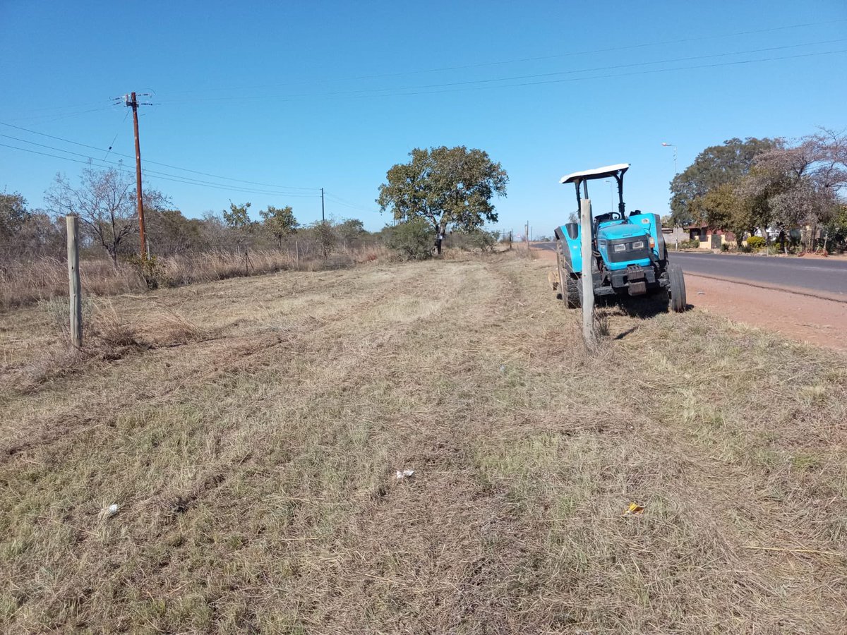 LemoSebo's tweet photo. π± Service delivery in Ward 8 as teams undertook grass cutting operations along Harry Gwala Road, improving visibility, enhancing road safety and contributing to a cleaner, more dignified environment for residents and commuters alike.
#ServiceDelivery #ActionSA #TshwaneWorks https://t.co/9WKaYlFffS