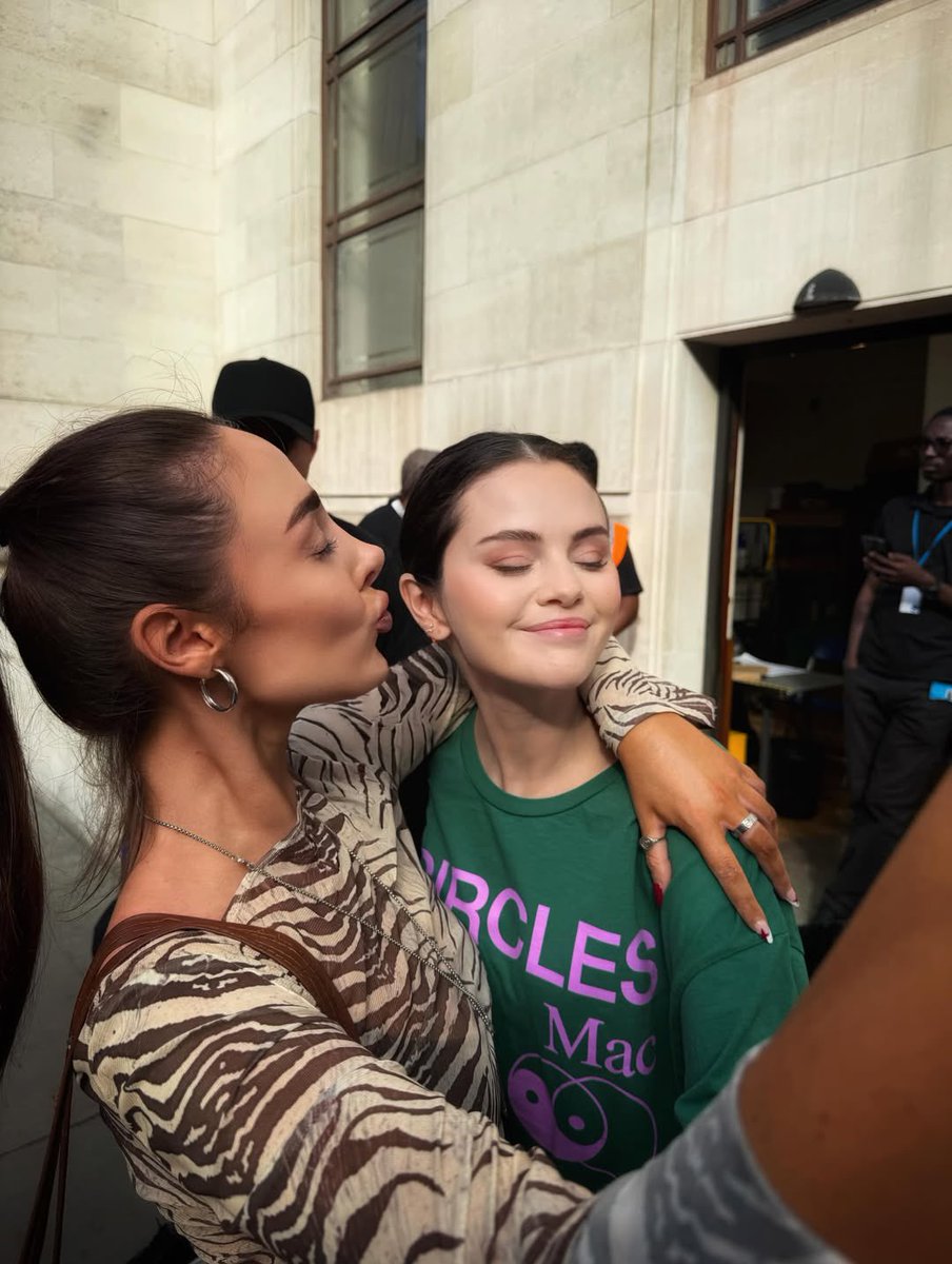 WorldwideSelG's tweet photo. Selena Gomez with a fan in London https://t.co/ZHt7r3WwjX