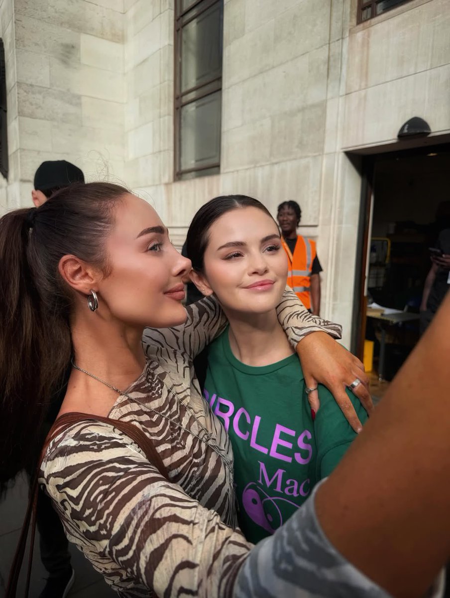 WorldwideSelG's tweet photo. Selena Gomez with a fan in London https://t.co/ZHt7r3WwjX