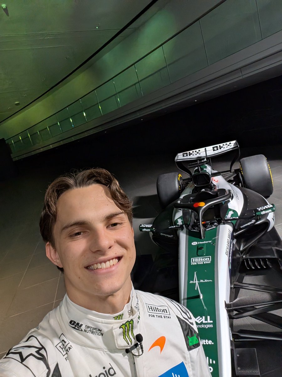 blog_formula1's tweet photo. Oscar Piastri e a McLaren com a pintura VERDE especial pro GP da Grã-Bretanha! 🇬🇧 https://t.co/VOuRcCo85Q