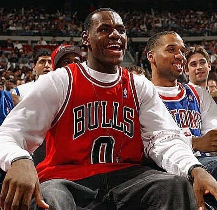 BullsMuse_'s tweet photo. PG: Josh Giddey
SG: LEBRON JAMES
SF: Matas Buzelis
PF: Caleb Wilson
C: Nic Claxton

Let’s workkkk 😭😭 https://t.co/CXYlbarymo