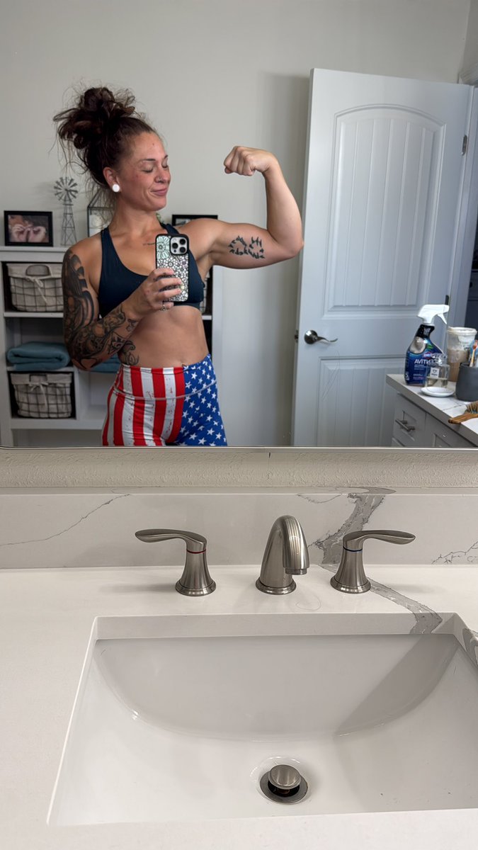 Prettyliltyrant's tweet photo. Who needs a muscle mommy 😉 https://t.co/AkXJvuCYnY