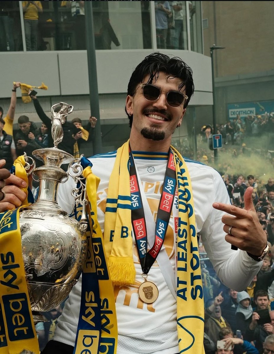dan_lufcshow's tweet photo. So its done comfirmed now  disappointing thing is 18 million plus 3 mill add-ons for him is t
Very low.
Legend of a defender you was for our Club #LEEDSUNITED 

GOOD LUCK WITH YOUR NEW JOURNEY &amp; CHAPTER WITH
BRIGHTON https://t.co/Tvqg6e2got
