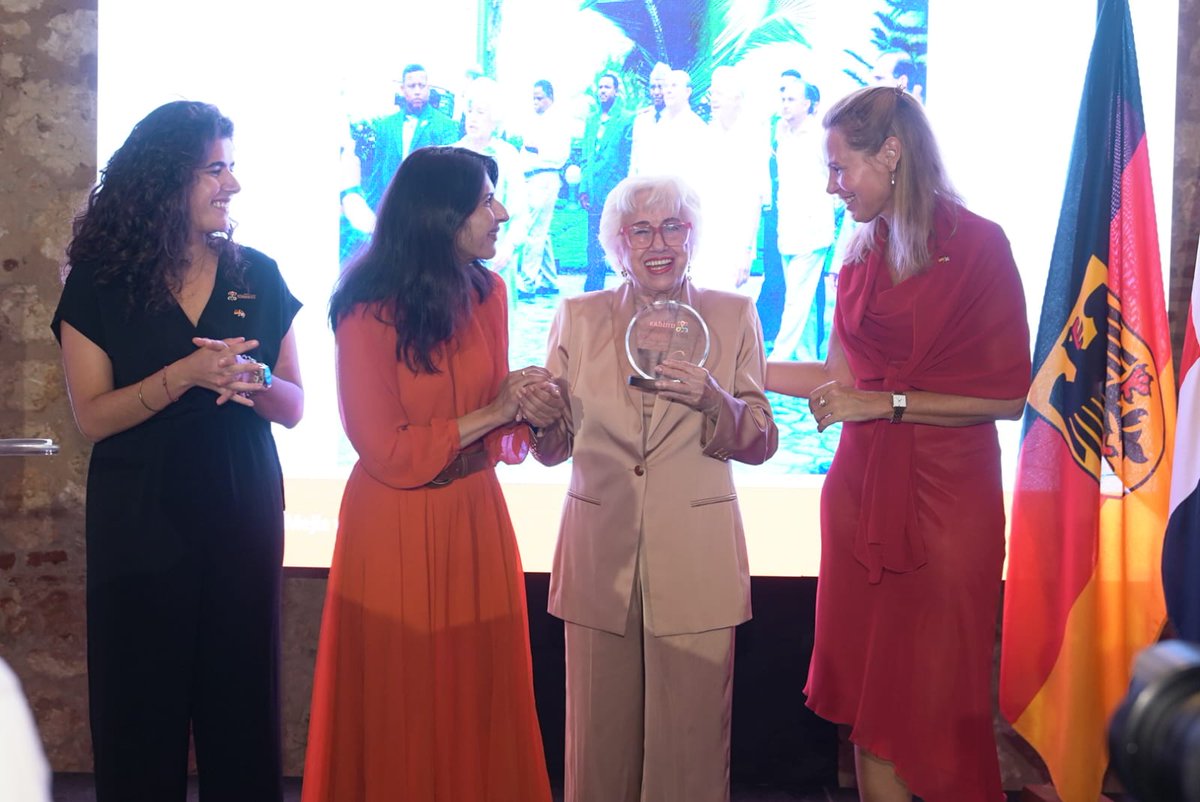 DIGEIGRD's tweet photo. La dirc gral de esta #DIGEIG, @OrtizBosch se convirtió en la primera dominicana en recibir el Premio Unidas por los Derechos de las Mujeres y la Democracia 2026. @SeguimosUnidas. 

Este reconocimiento destaca su trayectoria en favor de la democracia y el liderazgo de las mujeres. https://t.co/qndUReUfYF