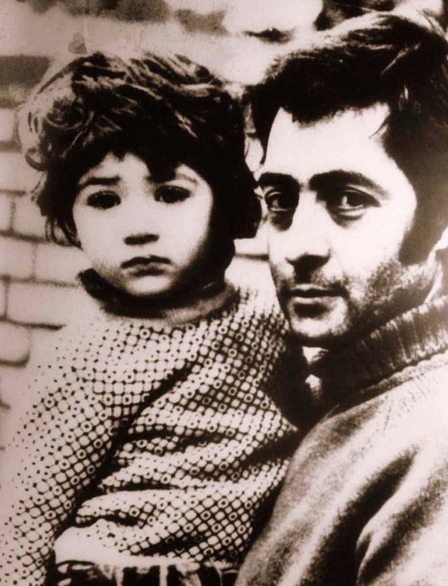 Adorno_Persian's tweet photo. «ما را این ادعا بوده است که در این غبار زمینی قصد آن داشته‌ایم که کودکان را در رؤیا و تخیل خویش شریک سازیم…

اما، آیا کلام ما برای شفای کودکان خلق شده است و ما می‌توانیم آن‌ها را شریک ِسقوط احوال خویش کنیم؟»

- احمدرضا احمدی (کودکان باید بینا شوند)

(عکس: شاعر با دخترش ماهور) https://t.co/kxKxqa6YDq