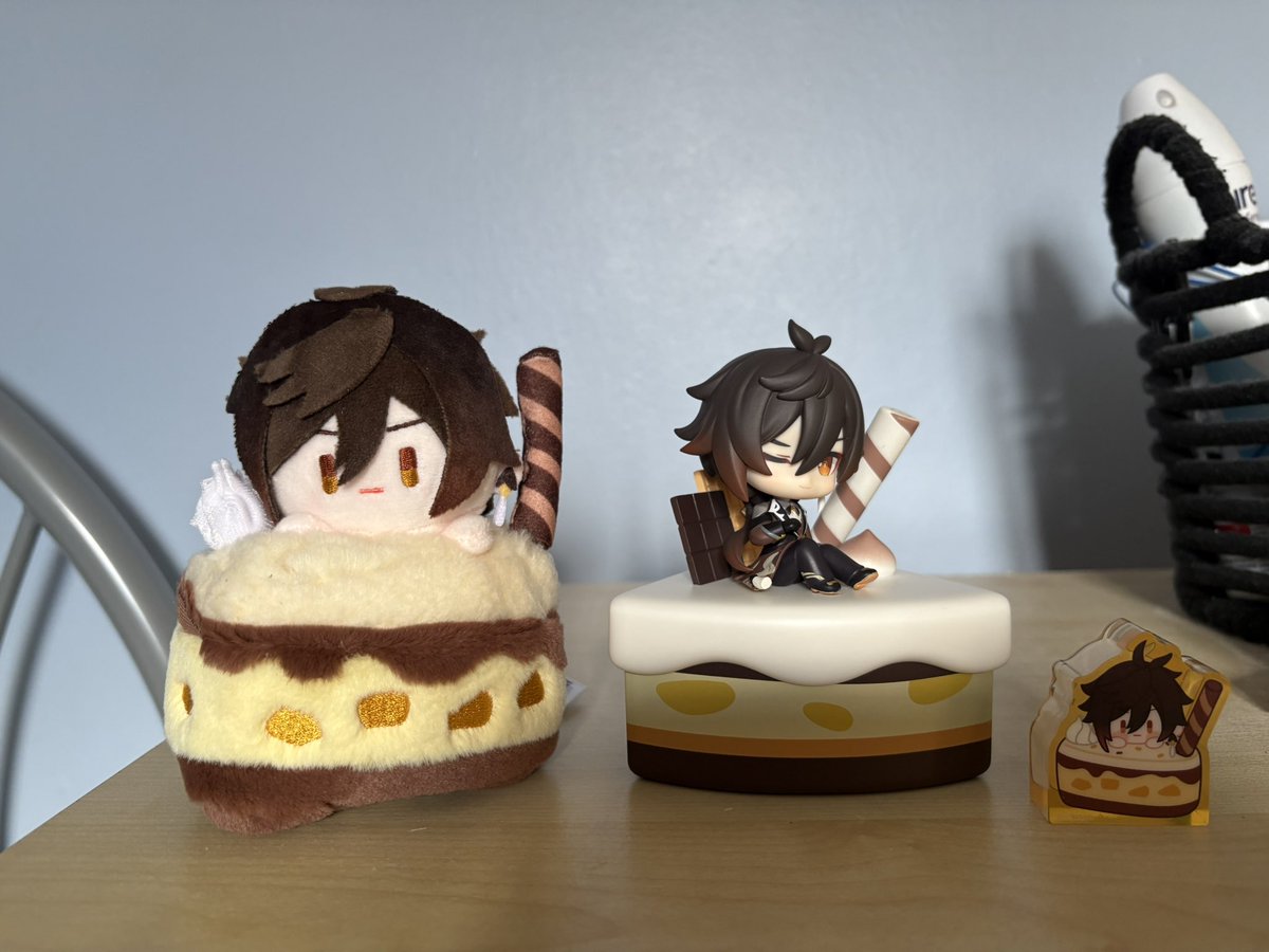 birbcosplays's tweet photo. My Wondrous travels merch is here! I’m so happy to have a second official Zhongli figure 😭 not sure how long it will be before the scale figure that was annocued in the anniversary livestream last year will have a prototype/release I just hope it’s sooner rather than later 🙏 https://t.co/Ugu030w2Ue