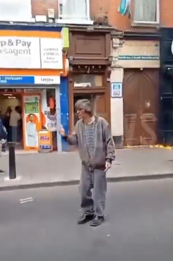 zombisaurio7's tweet photo. Un patriota europeo quema una mezquita en Irlanda y dice que los musulmanes se vuelvan a sus países. 

¿Qué opinas de su acción? https://t.co/RPEPBalFti