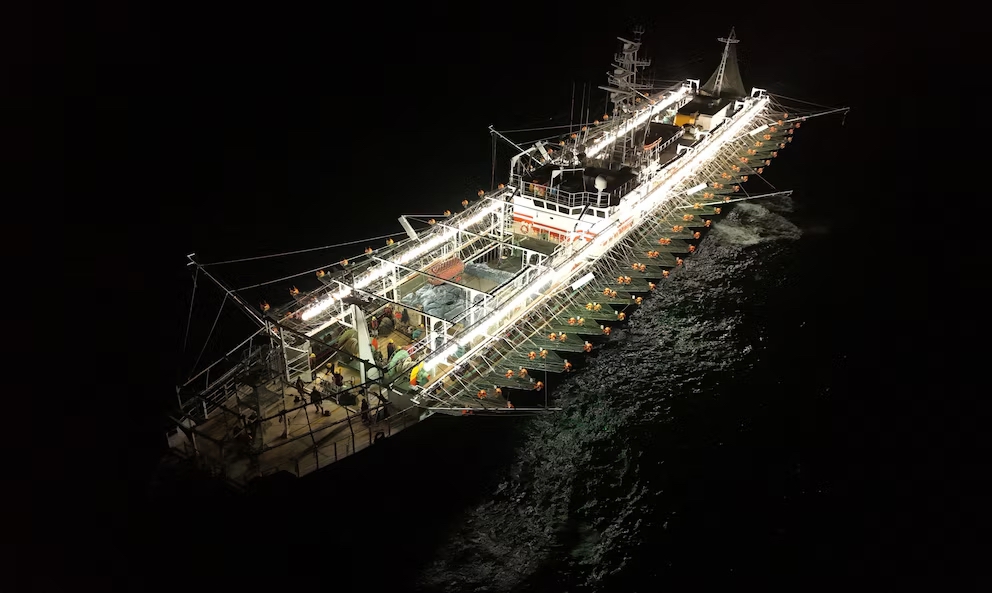 milkorockmar's tweet photo. 🚨 Casi 400 barcos pesqueros chinos operan frente a Perú y se preparan para avanzar hacia Ecuador y Galápagos.
Imágenes satelitales lo confirman. El riesgo es altísimo: depredación masiva, captura de especies protegidas, contaminación y pérdidas millonarias para pescadores artesanales.
“El riesgo sobre la conservación marina, sobre las especies migratorias y el ecosistema marino es altísimo.” – Milko Schvartzman
https://t.co/b6sBXuZCLK
#PescaIlegal #Galapagos #ConservacionMarina #Peru #Ecuador #Chile #China #Océano #INDNR #PacíficoSur