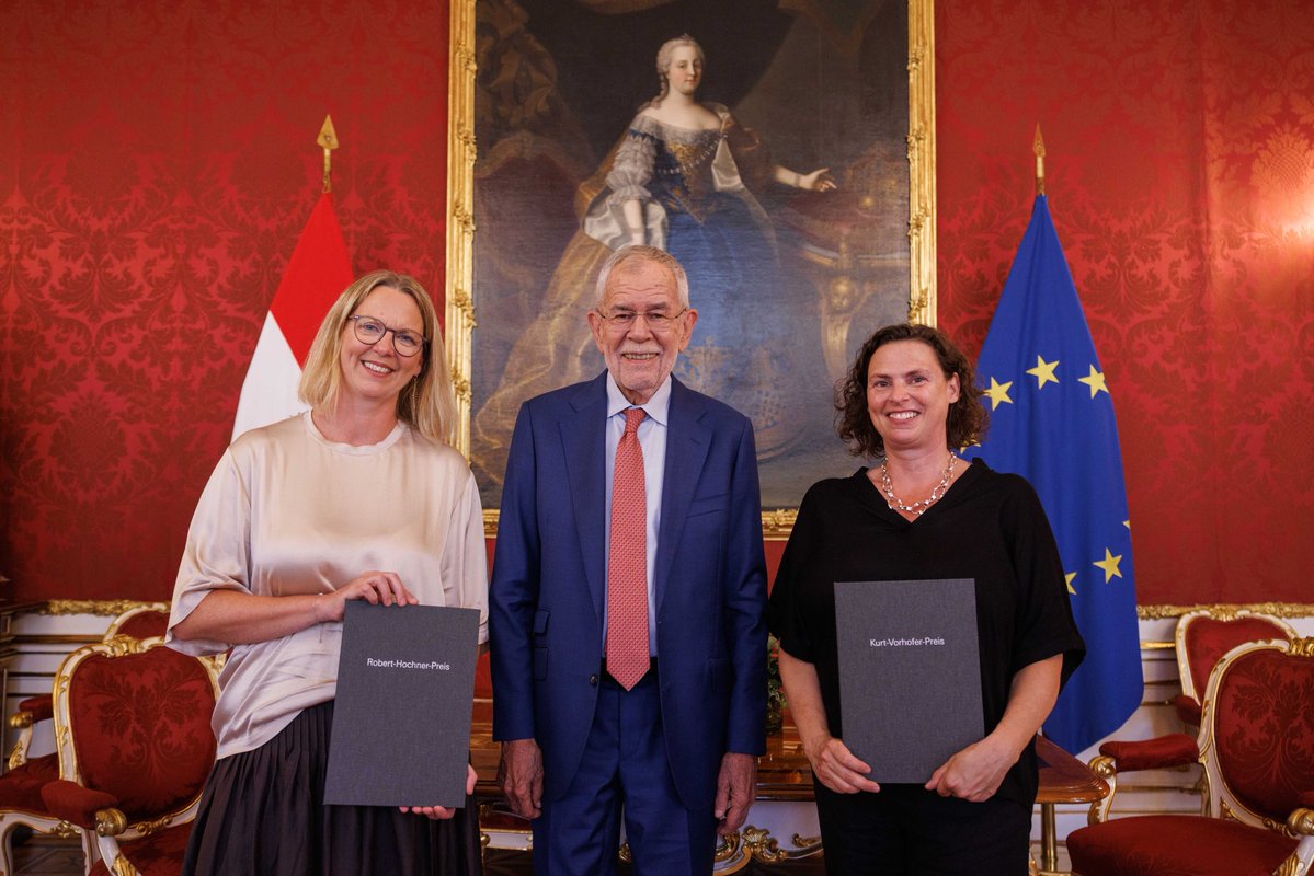 vanderbellen's tweet photo. Ausgezeichneter Journalismus lebt von Neugier, Integrität und dem Mut, genau hinzusehen. 

Ich gratuliere @NinaHoraczek zum Kurt-Vorhofer-Preis und @ErtlConstanze zum Robert-Hochner-Preis.

Herzlichen Glückwunsch! (vdb) https://t.co/lWJNSdDc0H