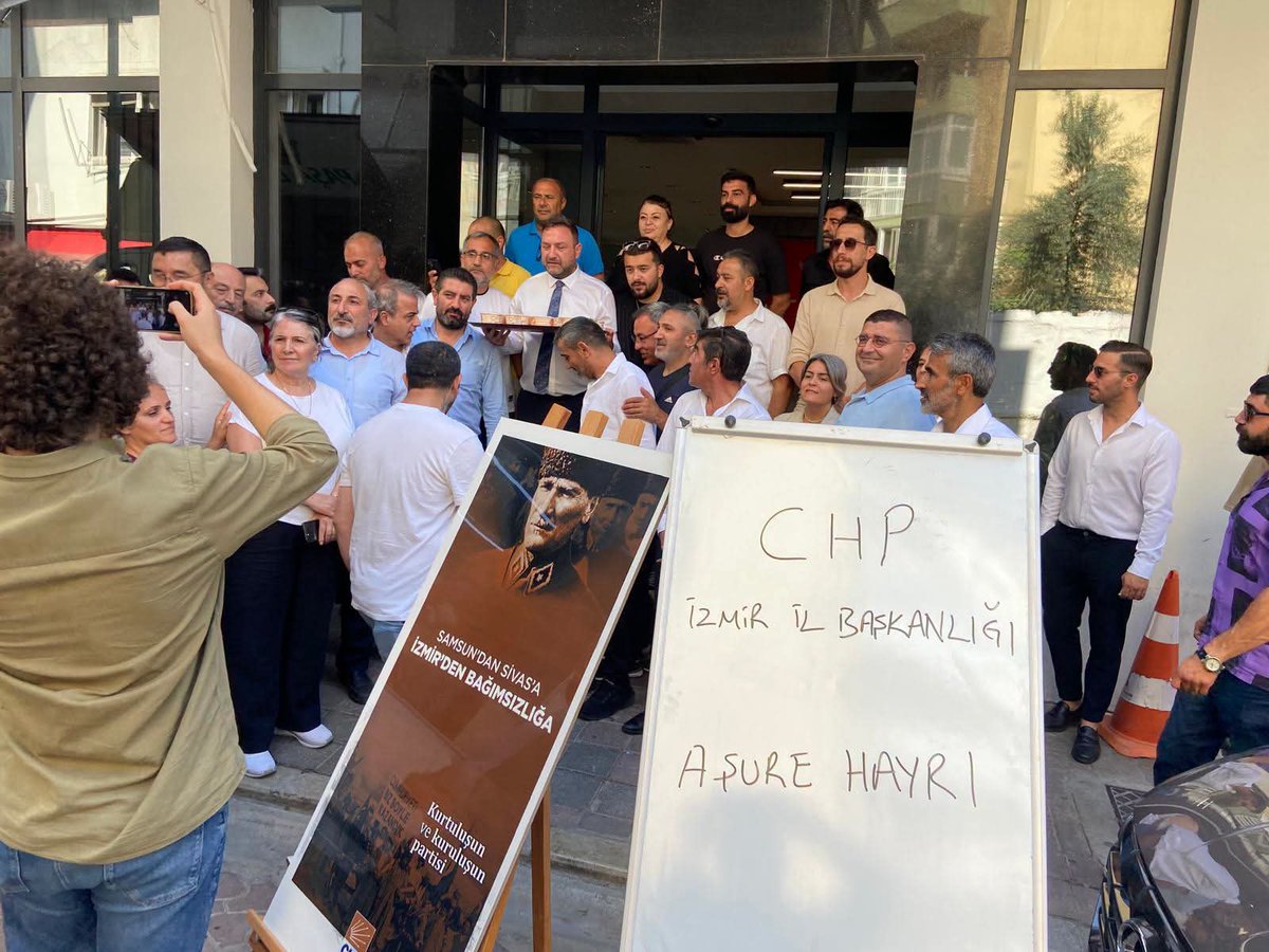 ErkanCeylanCHP's tweet photo. CHP İzmir İl Örgütü olarak,İl Başkanımız #UtkuGümrükçü öncülüğünde il binamız önünde aşure lokmamızı pay eyledik. 

#MuharremAyının bereketi,birlik ve paylaşma ruhu sofralarımıza, gönüllerimize bereket olsun. 🌿

Yiyene helal, yedirene delil olsun. Allah kabul etsin. 🙏🕊️
#CHP https://t.co/ysco1jjMAc