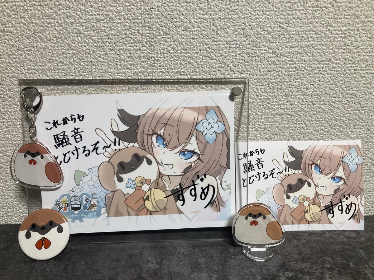to4room's tweet photo. 俺ぐらいになると、アクリルフォトフレームの予備ぐらいあるんだ💪

 #伝書すずめ https://t.co/ZRwErWW8Hc