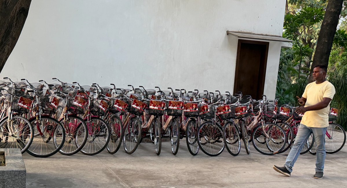 umeshkyadav1988's tweet photo. श्री अखिलेश यादव जी ज़िंदाबाद!
समाजवादी पार्टी ज़िंदाबाद! 🚲

समाजवादी पार्टी के मा० राष्ट्रीय अध्यक्ष आदरणीय श्री अखिलेश यादव जी के शुभ जन्मदिवस के पावन अवसर पर शिक्षा को बढ़ावा देने एवं बेटियों के उज्ज्वल भविष्य के संकल्प के साथ पढ़ने वाली बेटियों को साइकिल वितरण किया जाएगा। समाजवादी पार्टी कार्यालय में  श्री अखिलेश यादव जी के हाथों से साइकिल वितरण किया जायेगा 

मा० राष्ट्रीय अध्यक्ष जी दीघार्यु हों शतायु हों जन्मदिवस पर यही मंगलकामना है।

@yadavakhilesh @samajwadiparty