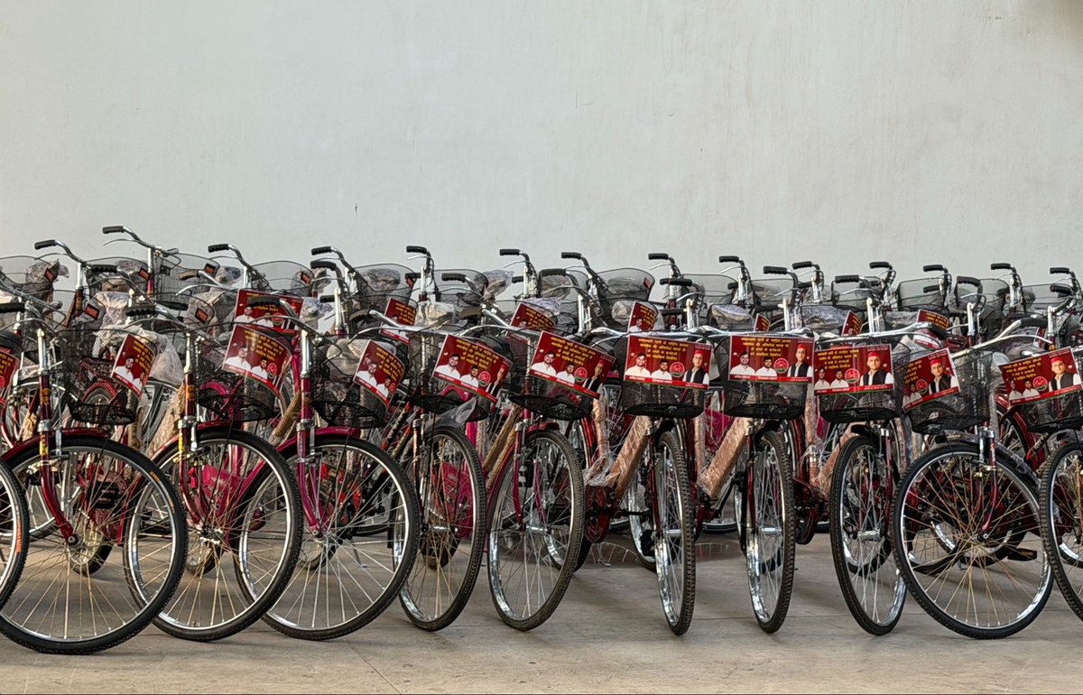 umeshkyadav1988's tweet photo. श्री अखिलेश यादव जी ज़िंदाबाद!
समाजवादी पार्टी ज़िंदाबाद! 🚲

समाजवादी पार्टी के मा० राष्ट्रीय अध्यक्ष आदरणीय श्री अखिलेश यादव जी के शुभ जन्मदिवस के पावन अवसर पर शिक्षा को बढ़ावा देने एवं बेटियों के उज्ज्वल भविष्य के संकल्प के साथ पढ़ने वाली बेटियों को साइकिल वितरण किया जाएगा। समाजवादी पार्टी कार्यालय में  श्री अखिलेश यादव जी के हाथों से साइकिल वितरण किया जायेगा 

मा० राष्ट्रीय अध्यक्ष जी दीघार्यु हों शतायु हों जन्मदिवस पर यही मंगलकामना है।

@yadavakhilesh @samajwadiparty
