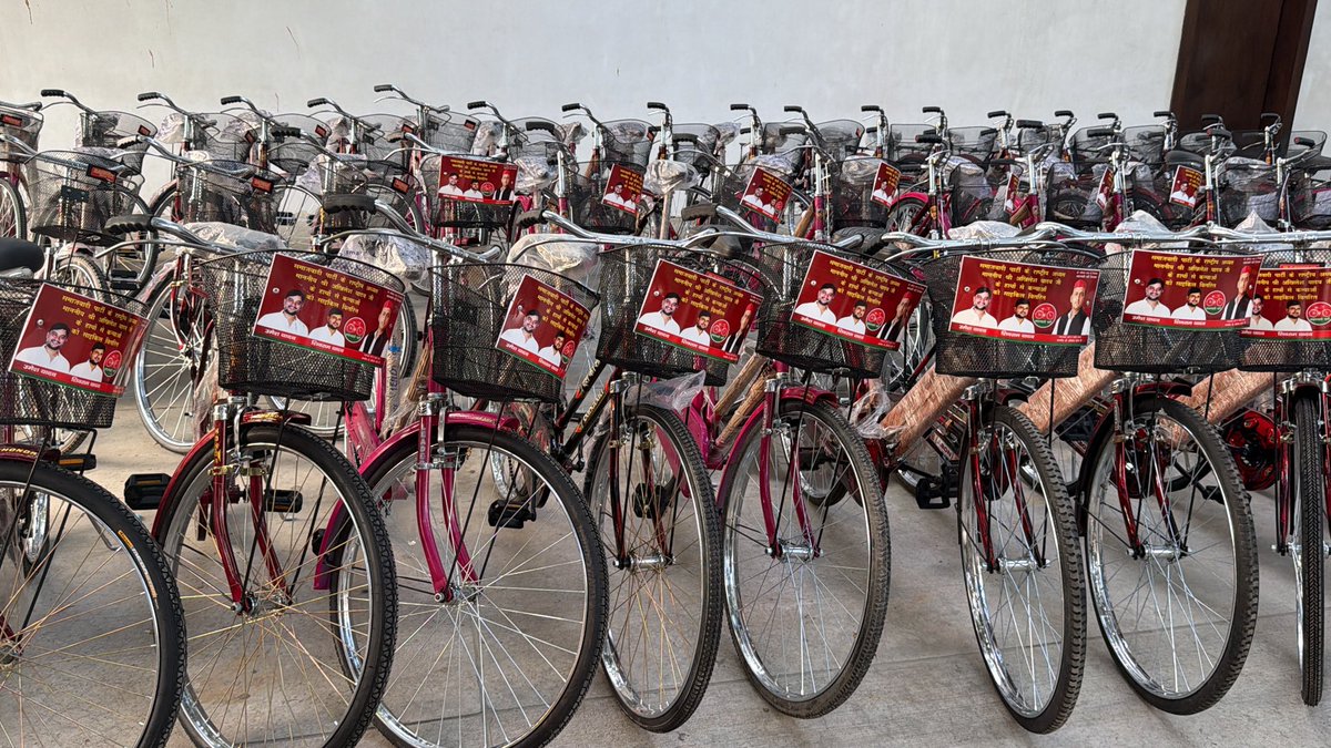 umeshkyadav1988's tweet photo. श्री अखिलेश यादव जी ज़िंदाबाद!
समाजवादी पार्टी ज़िंदाबाद! 🚲

समाजवादी पार्टी के मा० राष्ट्रीय अध्यक्ष आदरणीय श्री अखिलेश यादव जी के शुभ जन्मदिवस के पावन अवसर पर शिक्षा को बढ़ावा देने एवं बेटियों के उज्ज्वल भविष्य के संकल्प के साथ पढ़ने वाली बेटियों को साइकिल वितरण किया जाएगा। समाजवादी पार्टी कार्यालय में  श्री अखिलेश यादव जी के हाथों से साइकिल वितरण किया जायेगा 

मा० राष्ट्रीय अध्यक्ष जी दीघार्यु हों शतायु हों जन्मदिवस पर यही मंगलकामना है।

@yadavakhilesh @samajwadiparty