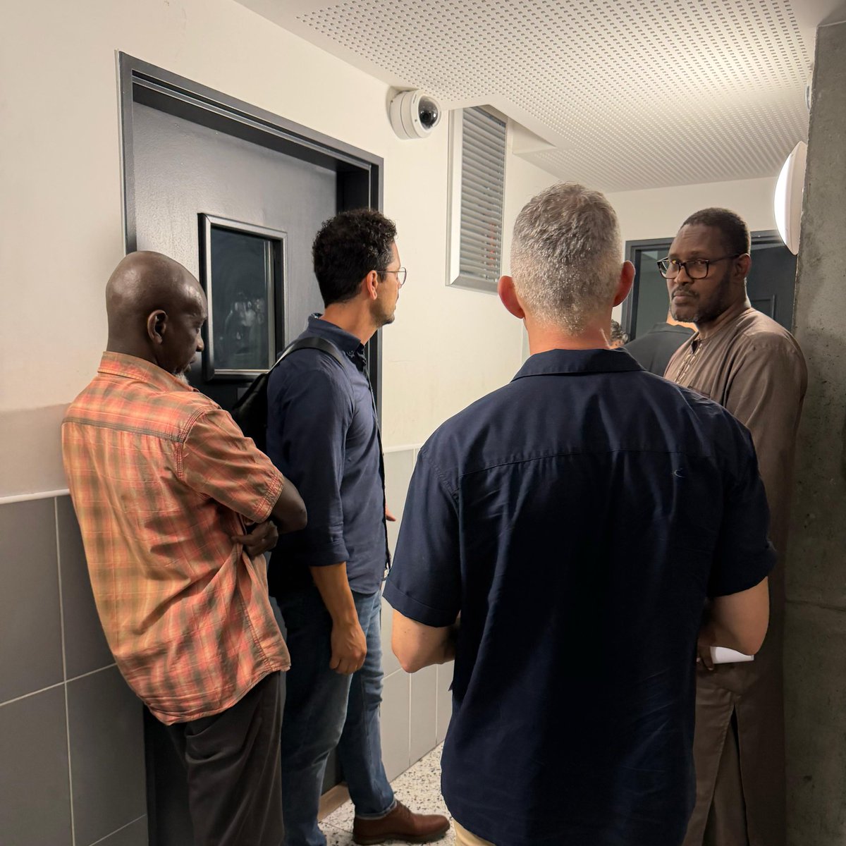 IanBrossat's tweet photo. Rencontre avec les résidents du foyer de travailleurs migrants de la rue Marc Seguin, dans le 18e, avec mon ami @sakho_ladji. 

Échanges nourris sur la canicule et les moyens de se protéger contre les fortes chaleurs. https://t.co/e3MOsbTbgL