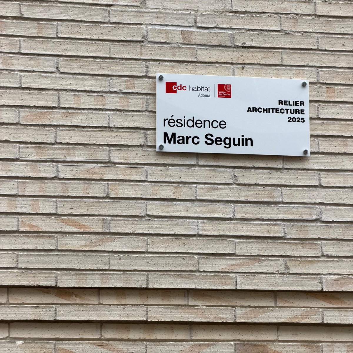IanBrossat's tweet photo. Rencontre avec les résidents du foyer de travailleurs migrants de la rue Marc Seguin, dans le 18e, avec mon ami @sakho_ladji. 

Échanges nourris sur la canicule et les moyens de se protéger contre les fortes chaleurs. https://t.co/e3MOsbTbgL