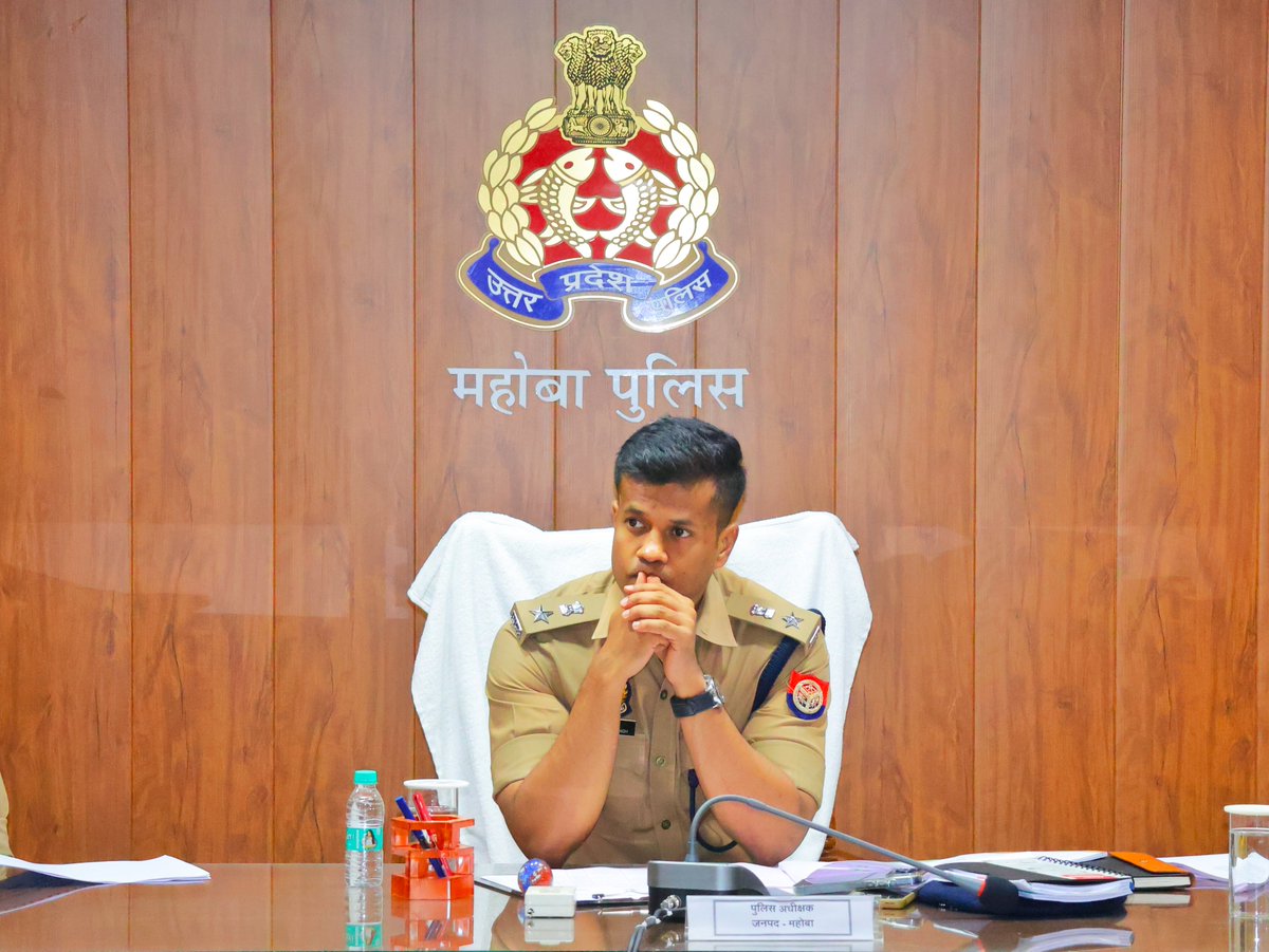 mahobapolice's tweet photo. ‼️पुलिस अधीक्षक महोबा श्री शशांक सिंह @shashsinghips की अध्यक्षता में मासिक सैनिक सम्मेलन व अपराध समीक्षा गोष्ठी सम्पन्न...‼️

🔸सैनिक सम्मेलन में पुलिस कर्मियों की समस्याओं का अनुश्रवण कर संबंधित को निस्तारण के निर्देश दिए गए।
🔸 तत्पश्चात आयोजित मासिक अपराध समीक्षा गोष्ठी में ई-समन की प्रगति, गुमशुदा एवं अपहृत व्यक्तियों की बरामदगी, 60 एवं 90 दिवस से लंबित विवेचनाओं, IGRS तथा लंबित प्रार्थना पत्रों की विस्तृत समीक्षा की गई। 
🔸 चुनावी वर्ष के दृष्टिगत विशेष सतर्कता बरतते हुए अपराधियों पर प्रभावी अंकुश लगाने, अपराधियों के विरुद्ध निरोधात्मक कार्रवाई, महिला उत्पीड़न के मामलों में त्वरित कार्रवाई ग्रामीण क्षेत्रों में लगातार भ्रमणशील रहकर जनसंवाद बनाए रखने के निर्देश दिए गए।  
🔻 साथ ही सभी राजपत्रित अधिकारियों को अधीनस्थों के कार्यों की नियमित समीक्षा कर जवाबदेही सुनिश्चित करने के लिए निर्देशित किया गया।

#UPPolice #MahobaPolice